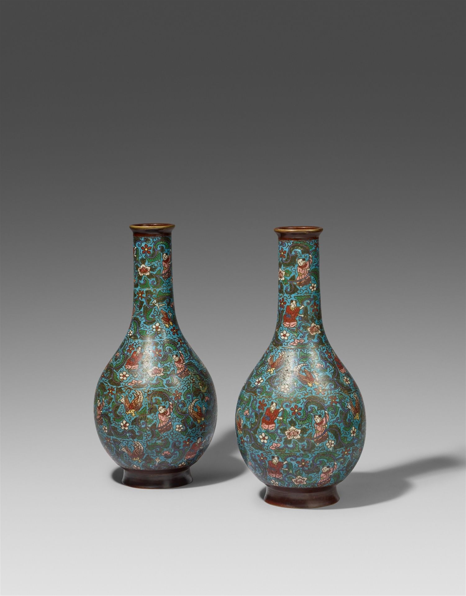 Null 两个细长的émail champlevé花瓶。19世纪晚期。



每件都有椭圆形的器身和细长的颈部，在中蓝色的地面上装饰着藤蔓和凤凰之间的中国男孩，&hellip;