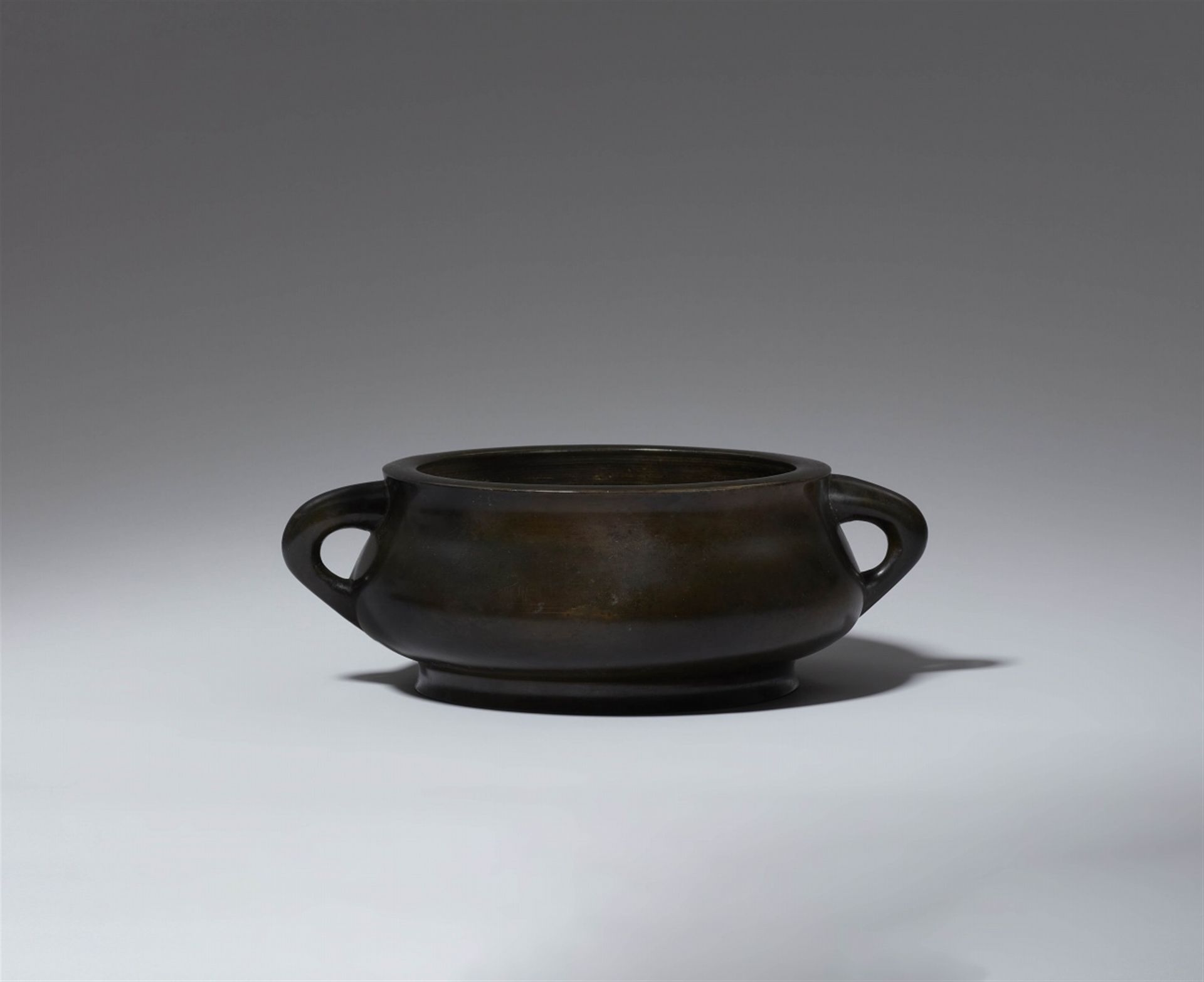 Null Grande bruciatore d'incenso. Bronzo. Periodo Qing, 17°/18° secolo.



Segno&hellip;