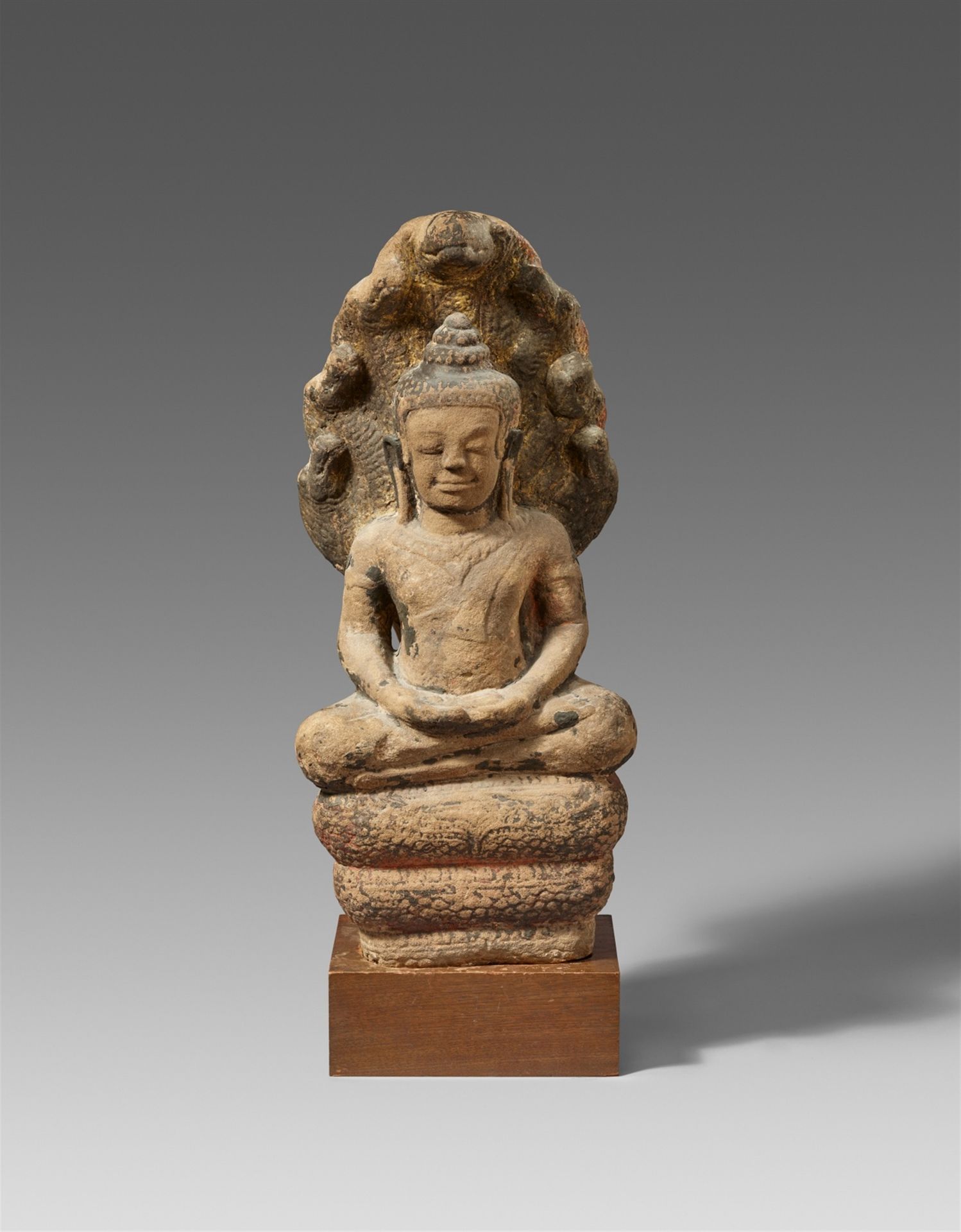 Null 佛祖穆克哈林达。砂岩。泰国。Lopburi. 13世纪。



坐在盘绕的纳迦蛇上打坐，双手持禅定法，胸前挂着一条项链。这个人物的背后是一条七头眼镜蛇&hellip;