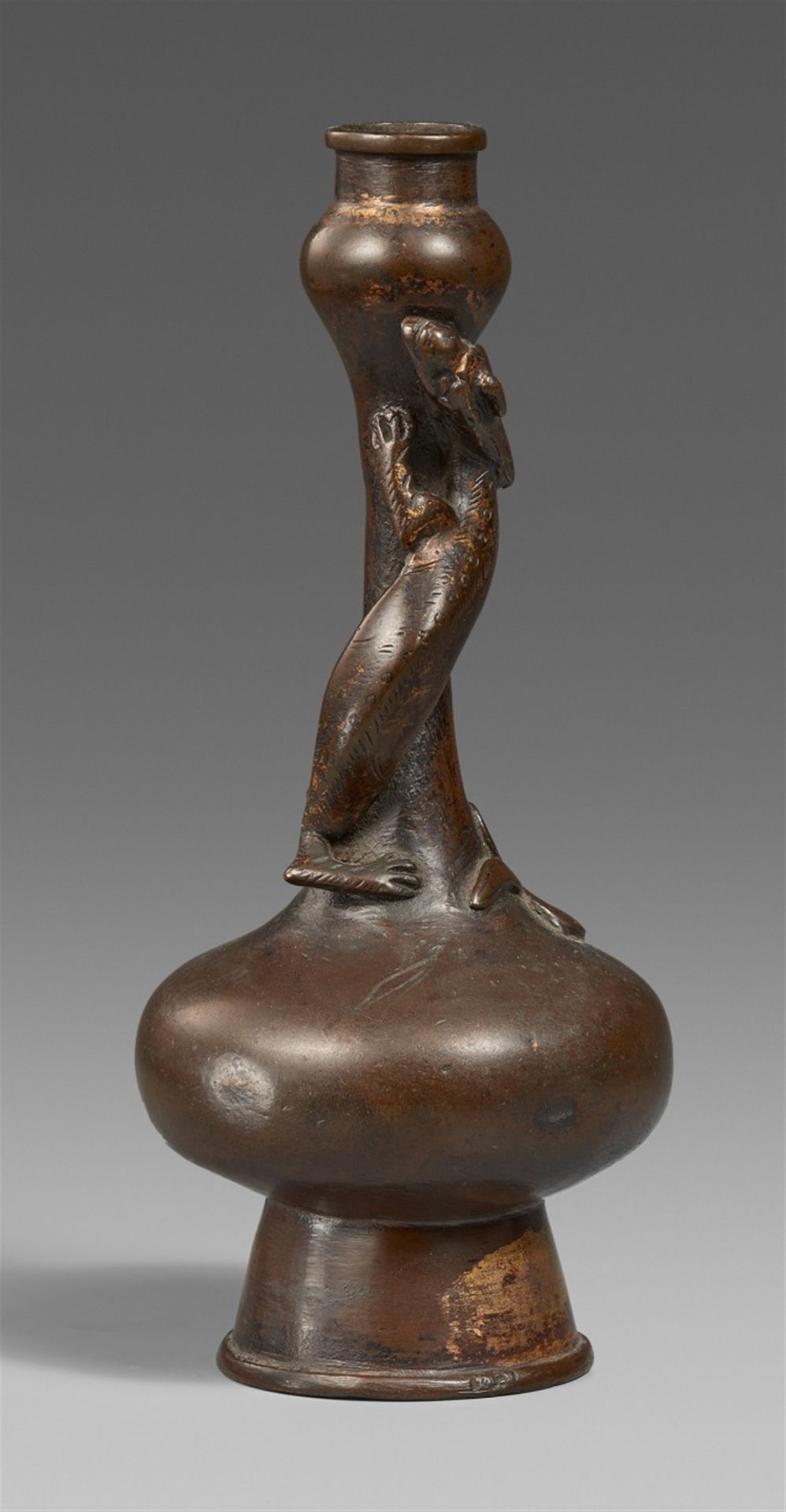 Null Kleine Vase. Bronze. Ming-Zeit, 16./17. Jh.



Gedrungener Korpus mit hohem&hellip;