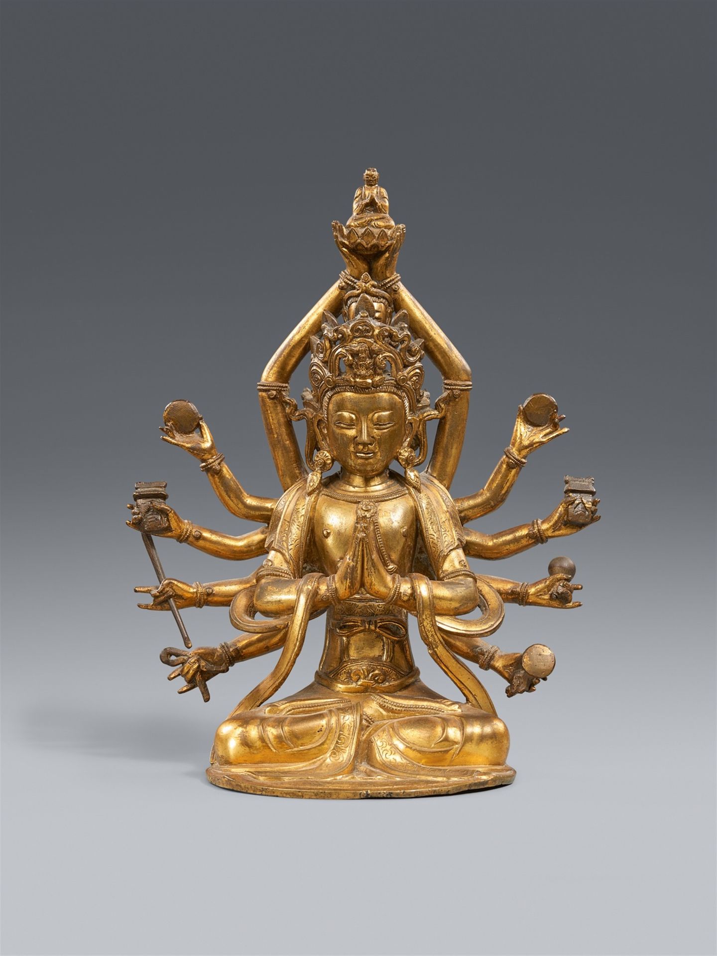Null Guanyin à douze bras et quatre têtes. Bronze, doré au feu. 17e/18e siècle.
&hellip;