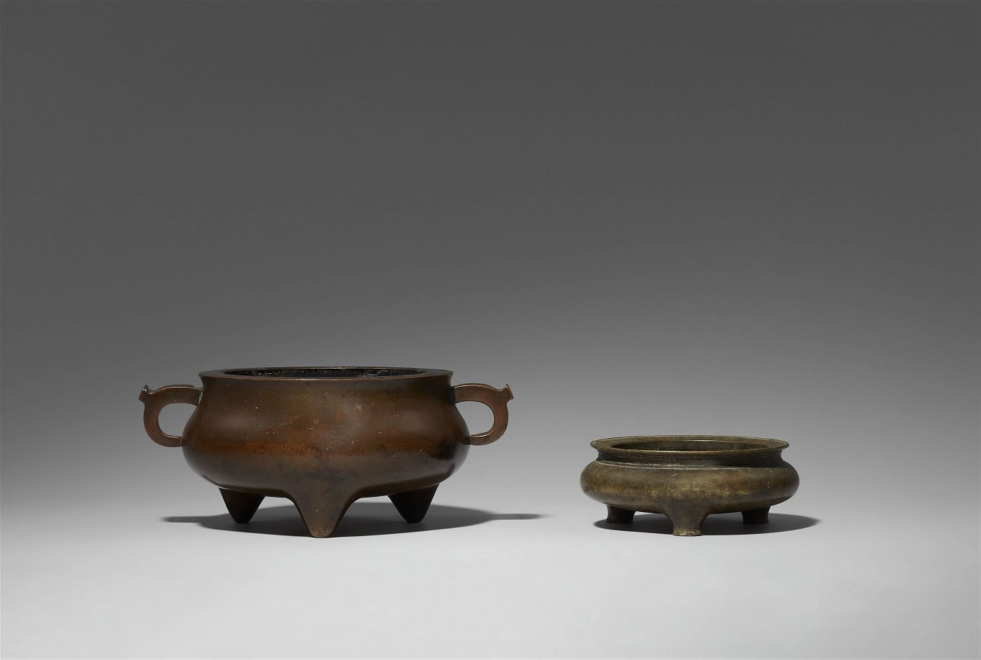 Null Two bronze incense burners. Qing dynasty



a) Of bulbous gui shape on thre&hellip;
