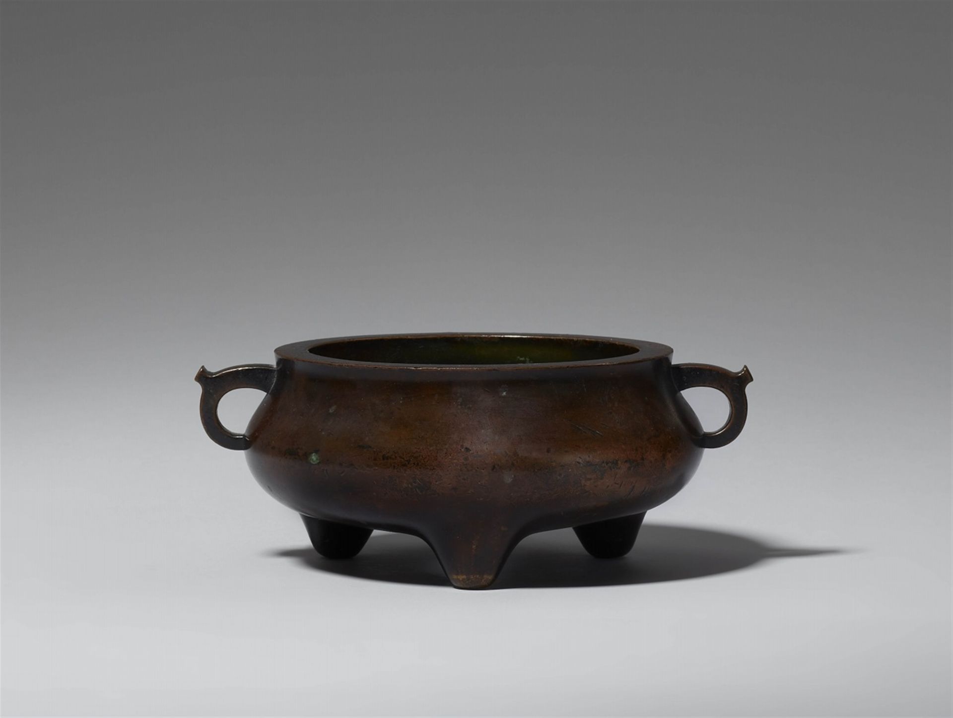 Null Quemador de incienso. Bronce marrón. Período Qing, siglo XVIII/XIX.



Marc&hellip;