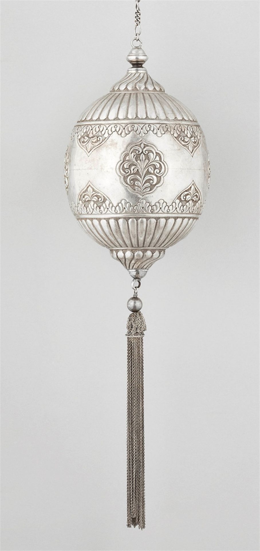 Null 悬挂的装饰品。银色。奥斯曼帝国。19世纪中期。



苏丹阿卜杜勒-马吉德（Abdülmejid I）（1836-1961年在位）的压印帝国标志（tu&hellip;