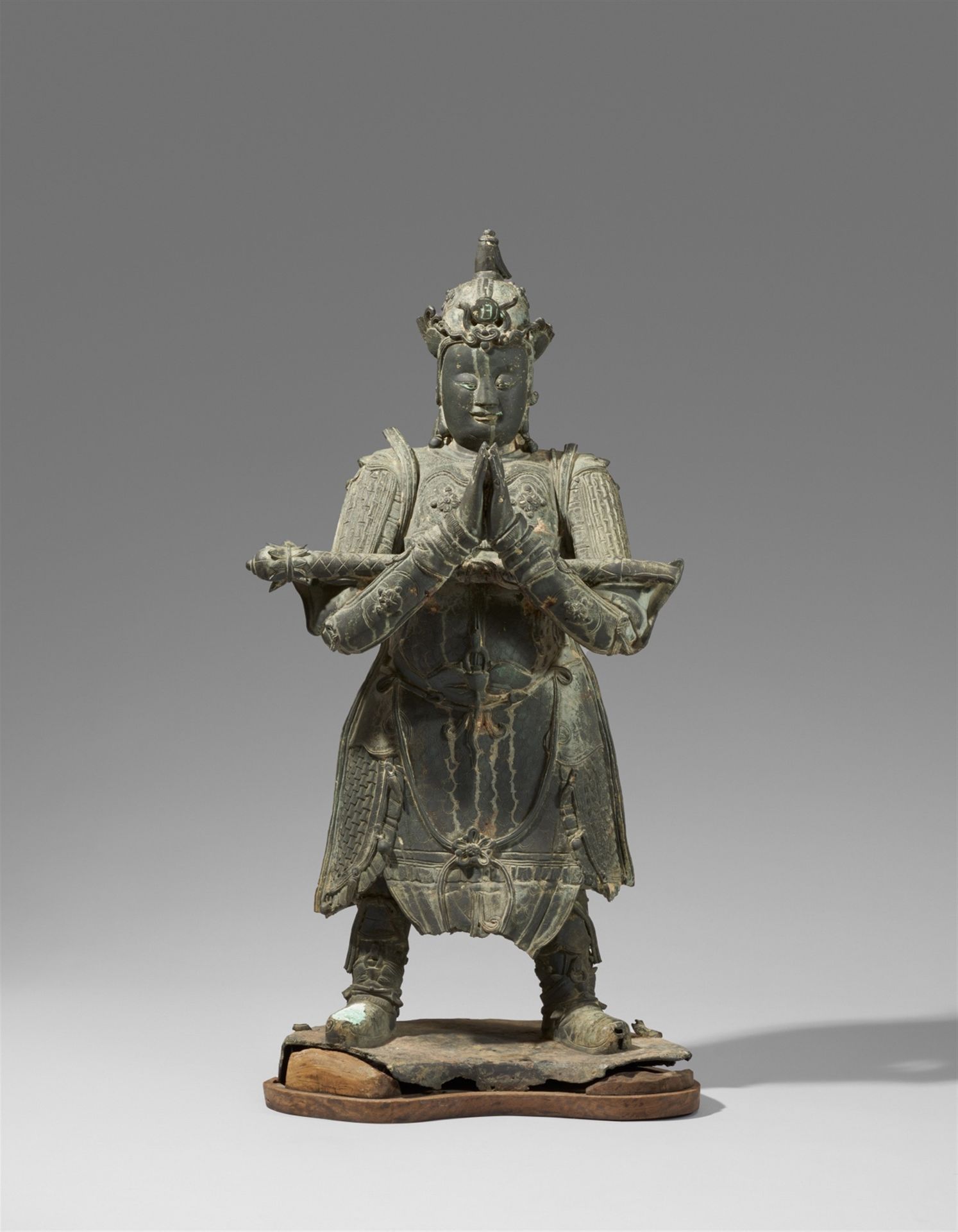 Null 非常大的守护神韦陀像。青铜器。17/18世纪。



身着全副武装，宽腿站在一个不规则的基座上（水坝），双手在胸前合十，臂弯里放着一把长矛，前面的头盔&hellip;