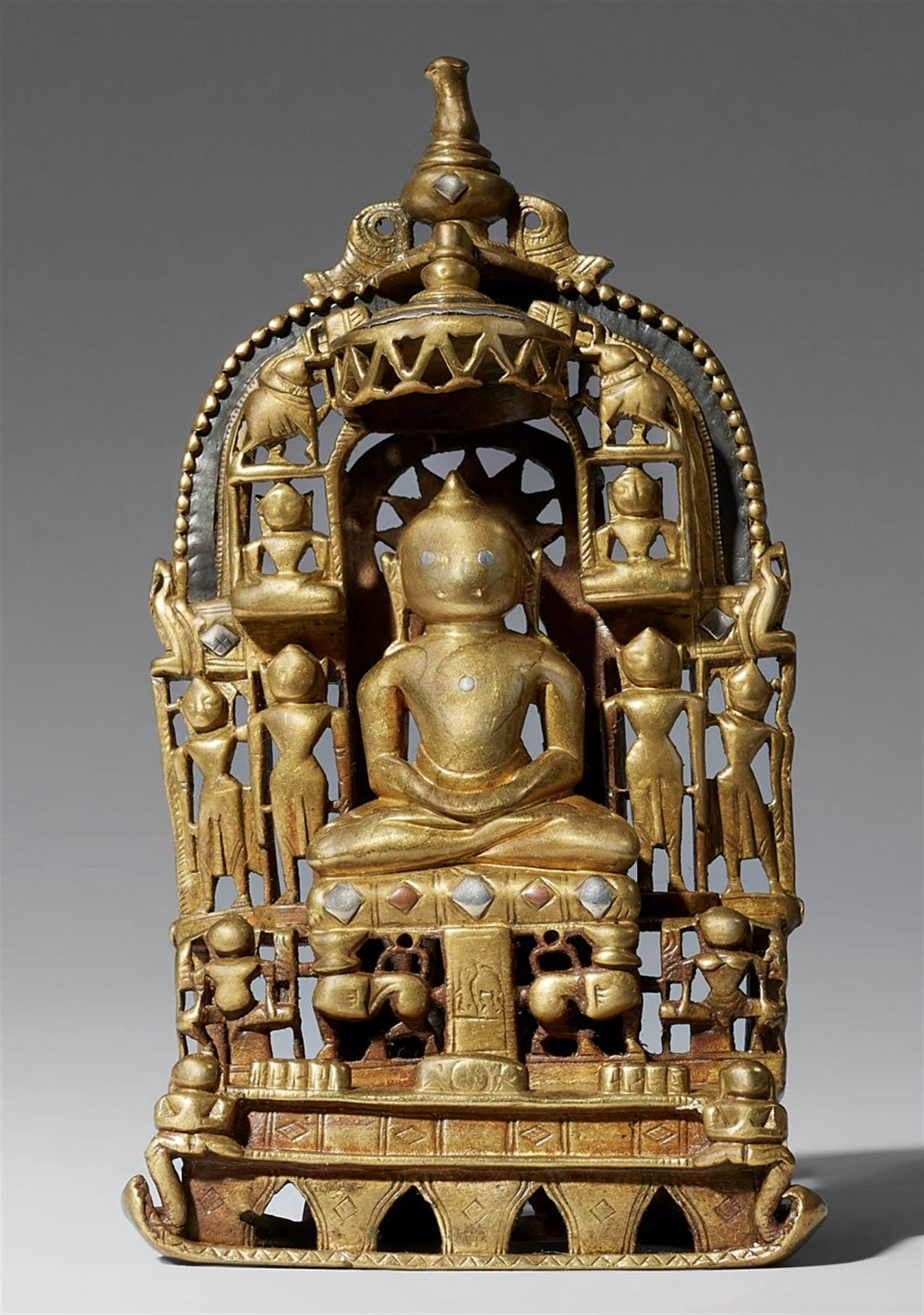 Null 耆那教Tirthankara Ajitanatha的祭坛。黄色铸件。印度，拉贾斯坦邦。15世纪晚期。



冥想时坐在由狮子支撑的宝座上，宝座上有大象&hellip;