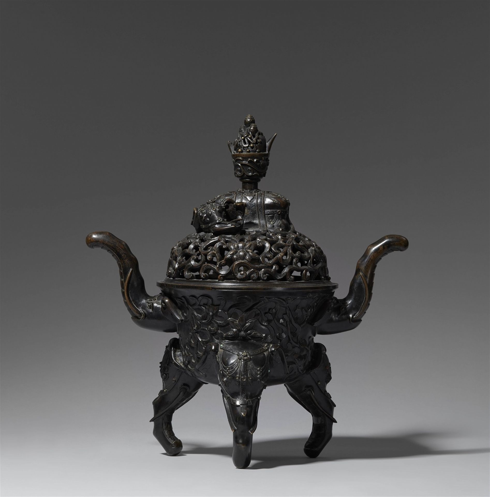 Null A very large a heavy five-elephant tripod incense burner. 19th century



O&hellip;