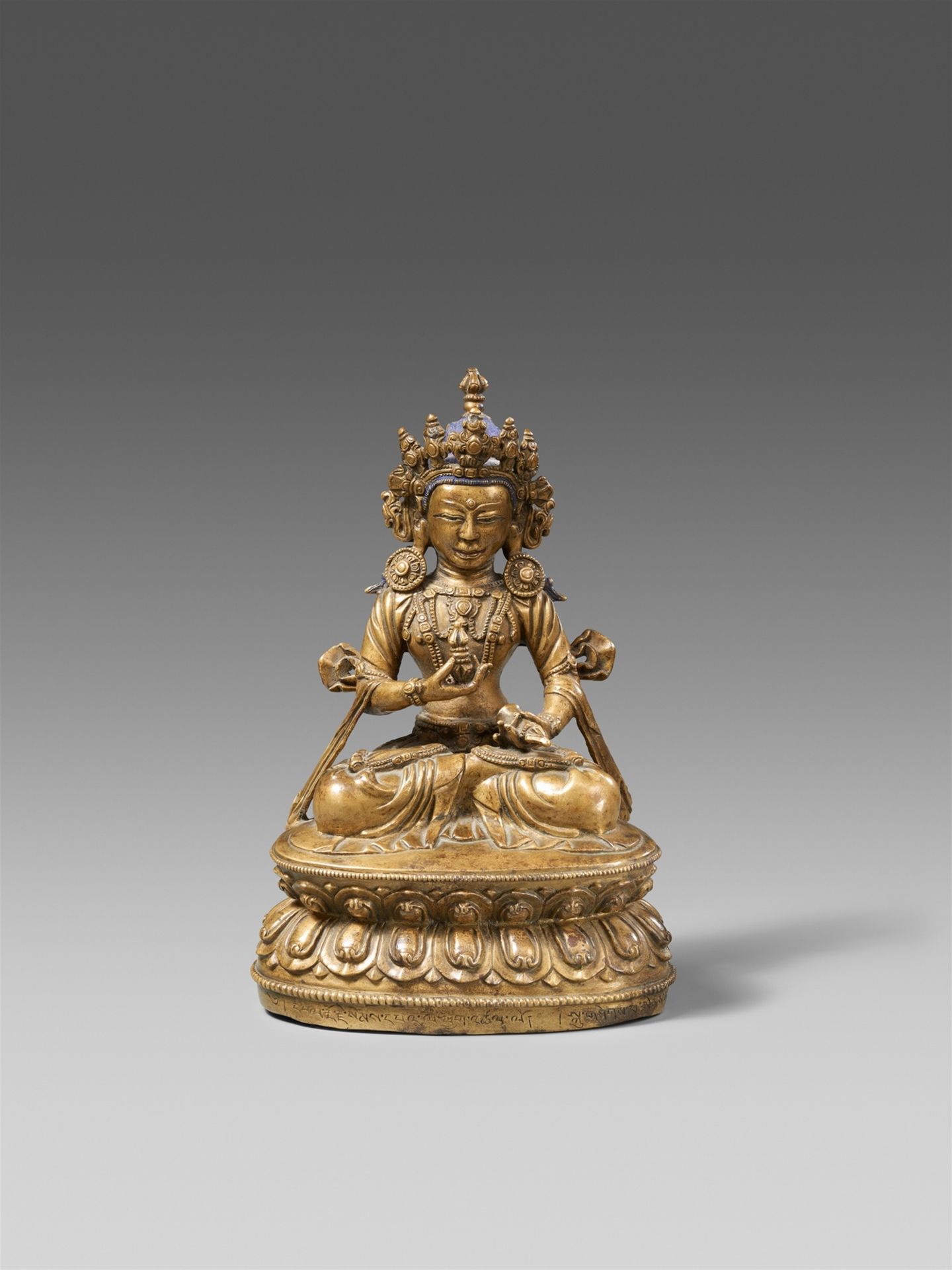 Null 金刚萨埵的重要形象，有长长的铭文。青铜器。西藏。15/16世纪。



精心铸造的阿底峡佛像以珠宝和珍珠串为装饰，身着最精美的长袍，坐在双莲花宝座上，&hellip;