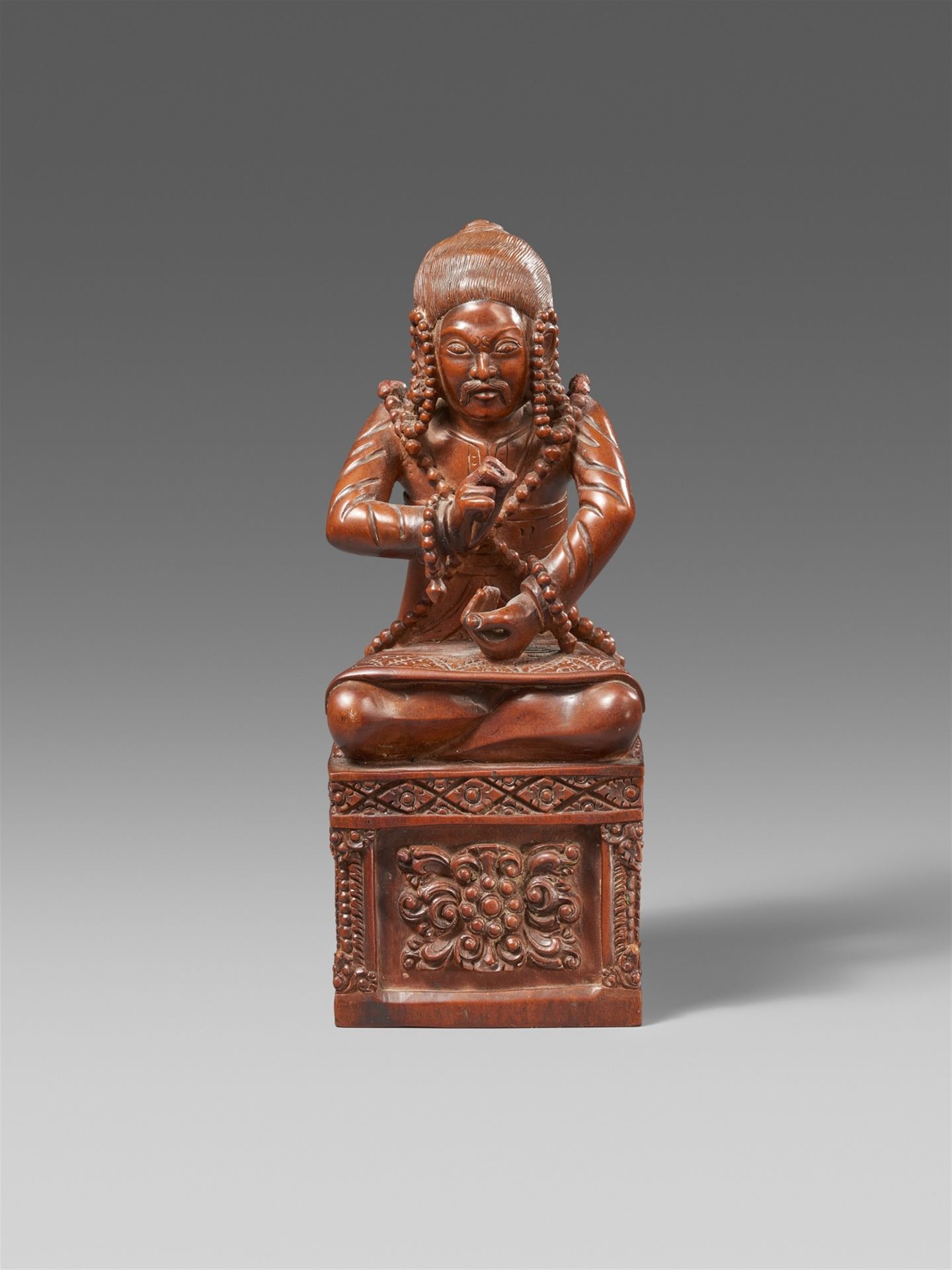 Null 杰出的政要形象。木头。西藏，第十世大宝法王卓英多杰的风格。18/19世纪。



大胡子政要坐在高高的长方形底座上，两手抱在胸前，身穿夹克和围裙，上身&hellip;