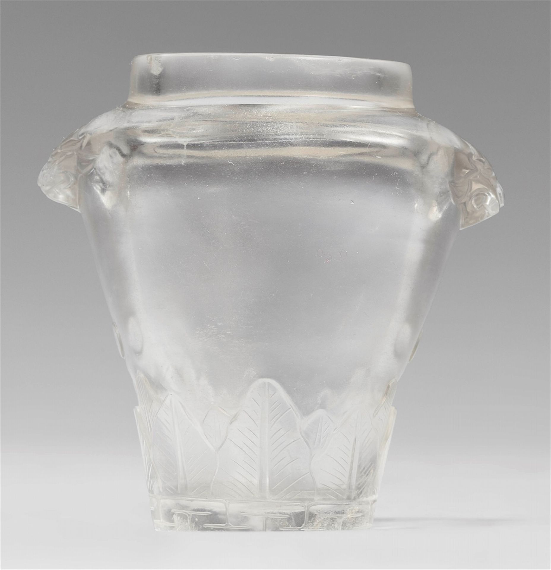 Null Kleine Vase. Bergkristall. 19. Jh.



Die breiten Schultern mit zwei Handha&hellip;