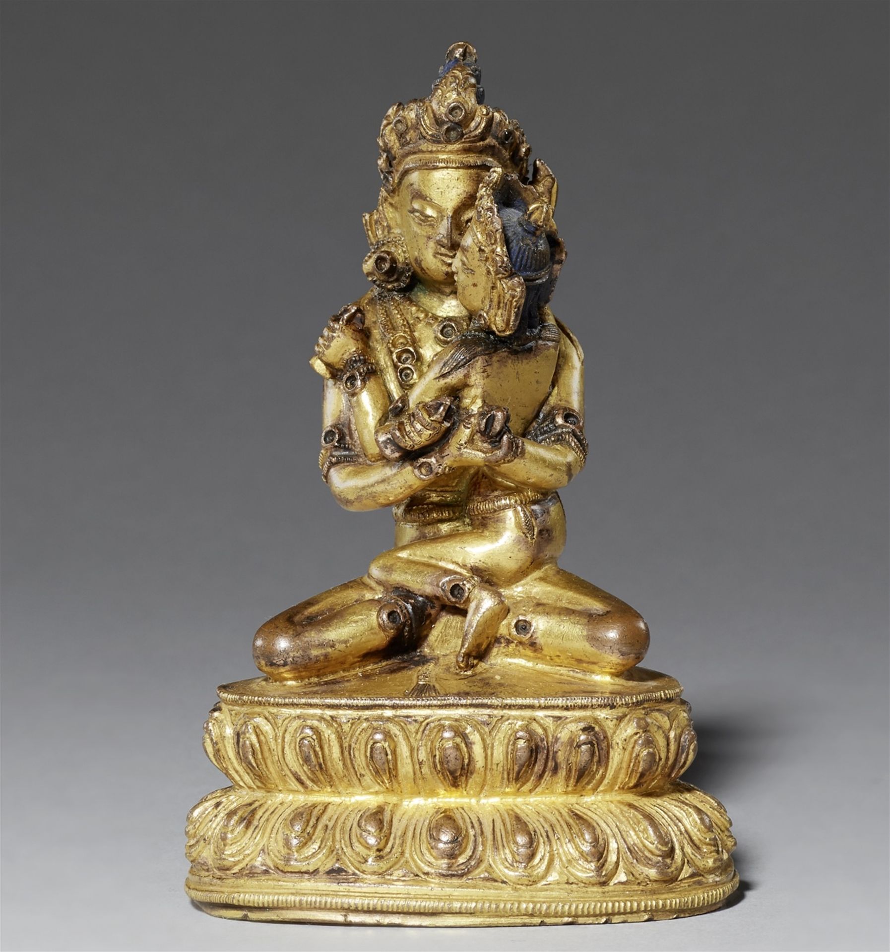 Null Vajradhara avec Prajnaparamita. Bronze doré au feu. Tibet, 16e/17e siècle.
&hellip;