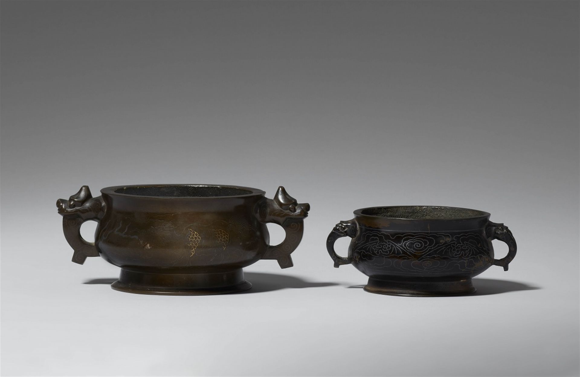 Null Deux brûleurs d'encens. Bronze avec incrustations. Époque Qing, 18e/19e s.
&hellip;