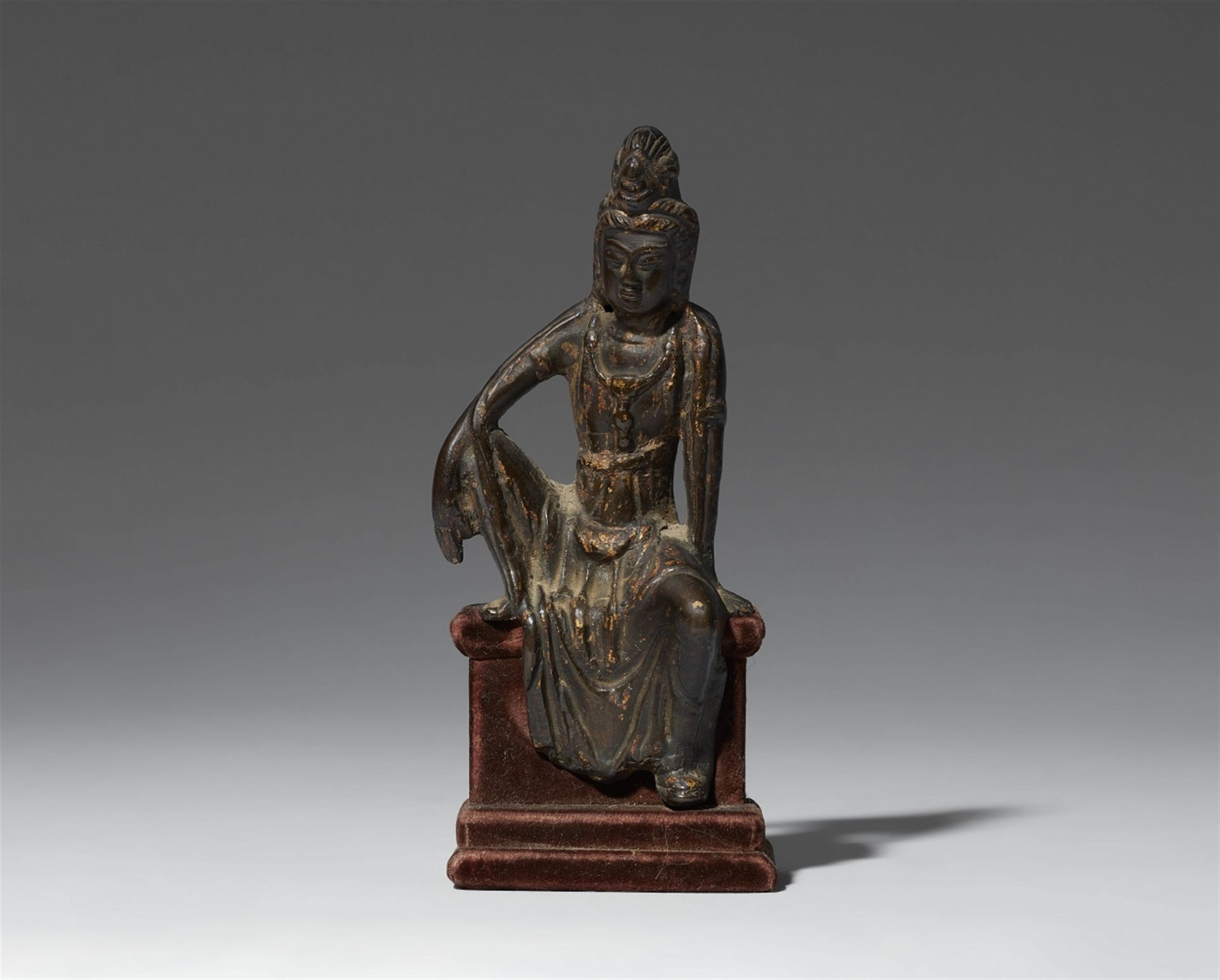 Null 水月观音图。青铜器。宋朝时期（11-13世纪）。



在rajalila坐姿中，右臂放在膝盖上，左手被支撑。头发堆成一个高高的发髻，前面坐着一个小的&hellip;