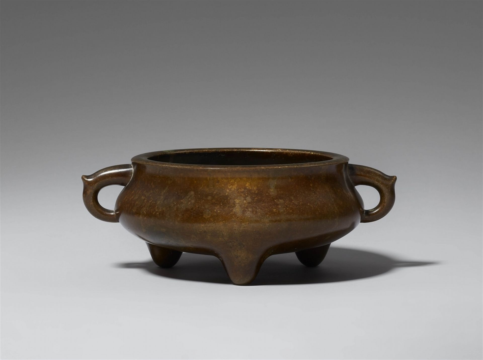 Null Brûleur d'encens. Bronze lourd brun clair. Époque Qing, 18e siècle.



Marq&hellip;