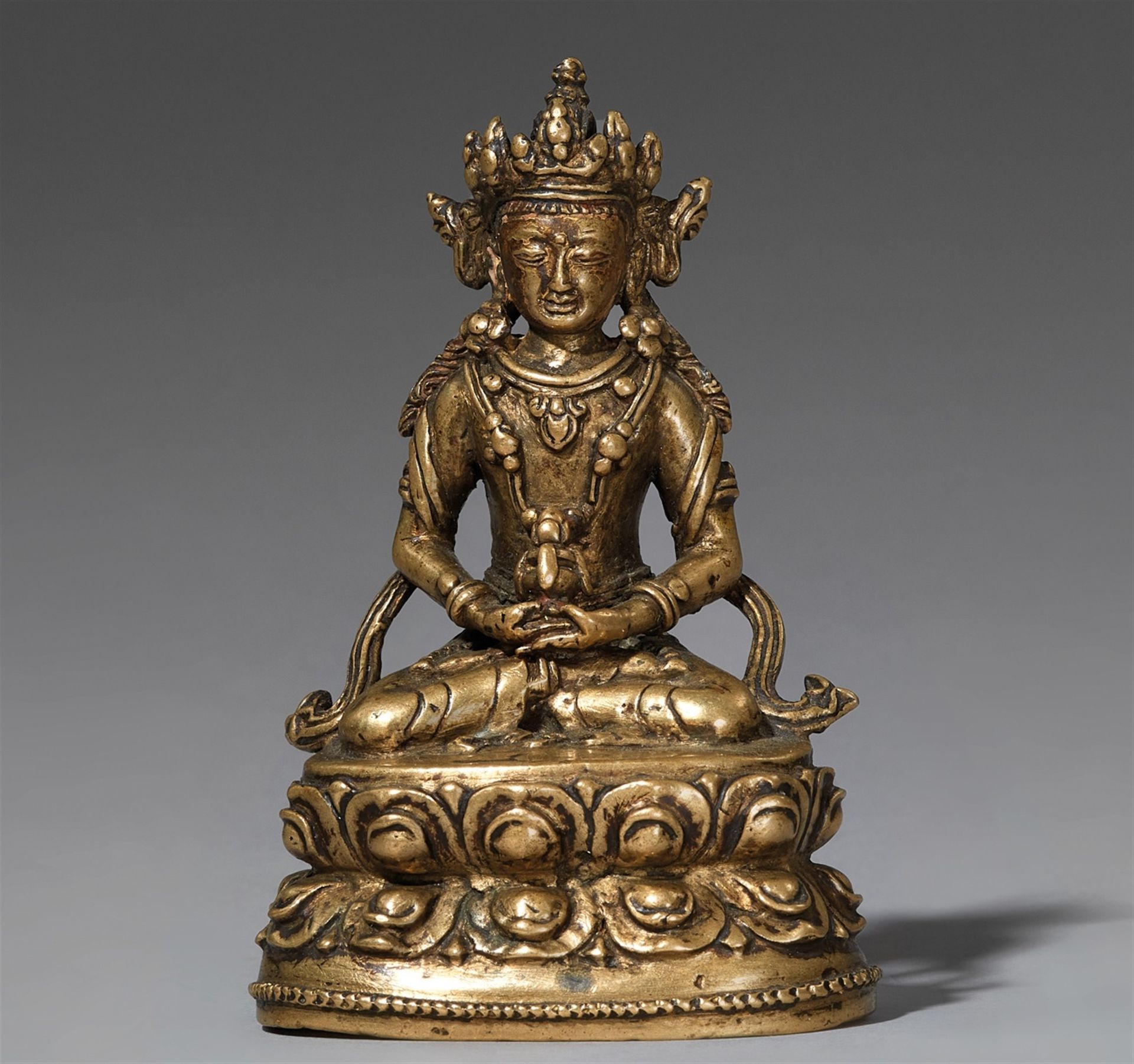 Null Buddha Amitayus. Bronze. Tibet. 15./16. Jh.



Königlich gekleidet und gesc&hellip;