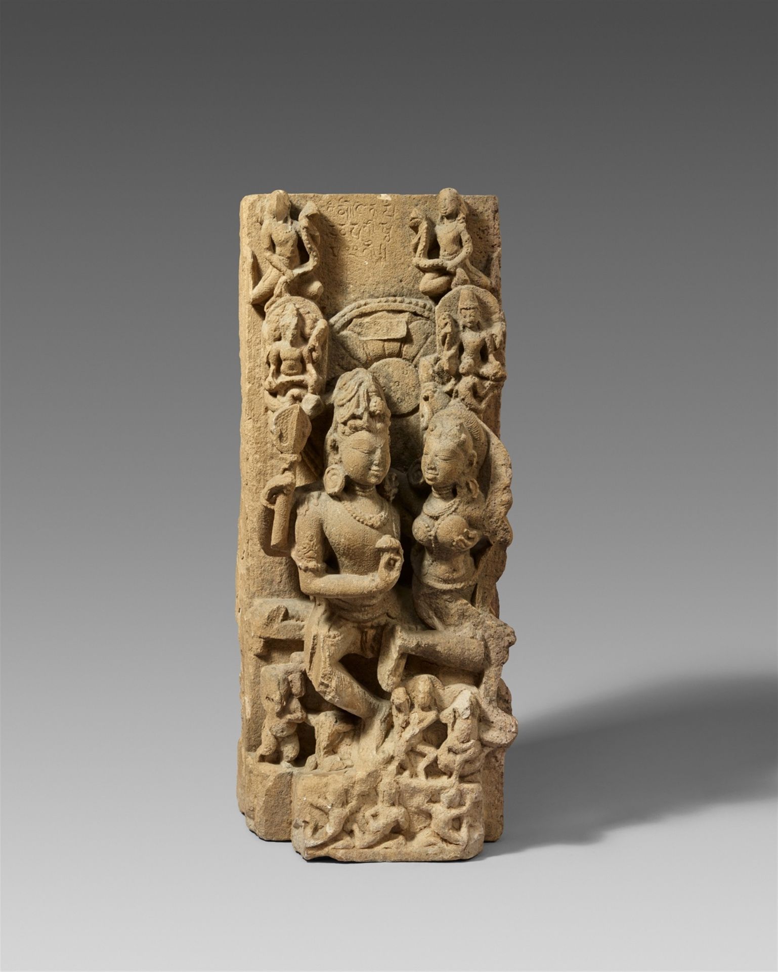 Null 带有Uma Maheshvaramurti（湿婆和帕瓦蒂）的建筑碎片。印度中部。11/12世纪。



手持三叉戟和鲜花的湿婆神坐在长椅上，拥抱着帕尔&hellip;
