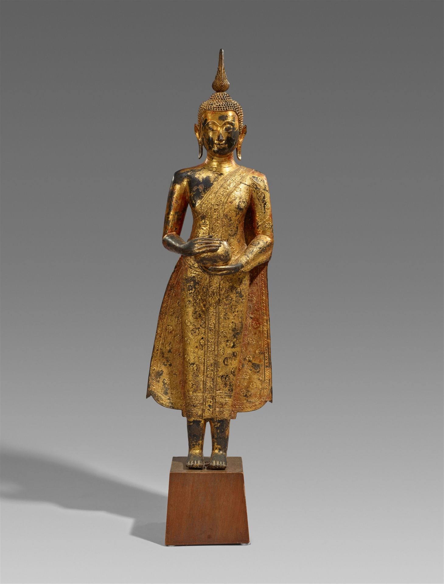 Null Buddha mit Almosenschale. Bronze, über Schwarzlack vergoldet. Thailand. Rat&hellip;