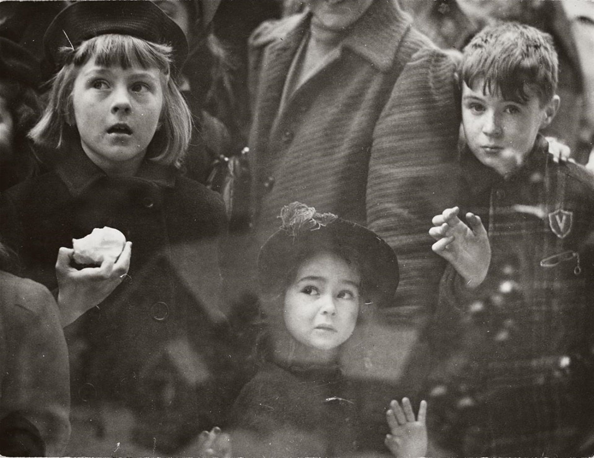 Arthur Leipzig Arthur Leipzig



Watching Santa

1943



Vintage, Gelatinesilber&hellip;