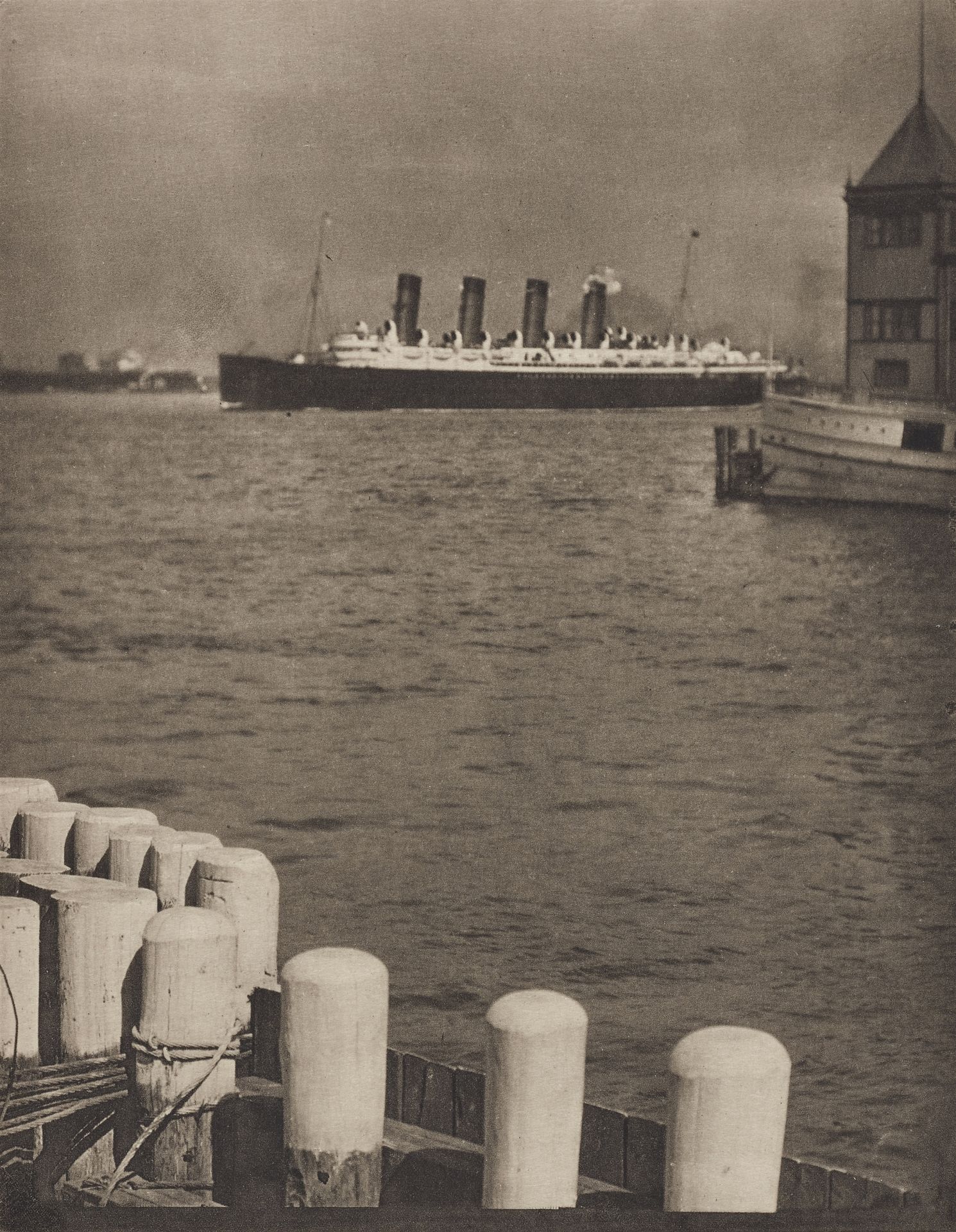 Alfred Stieglitz Alfred Stieglitz



El Mauretania

1910



Fotograbado sobre pa&hellip;