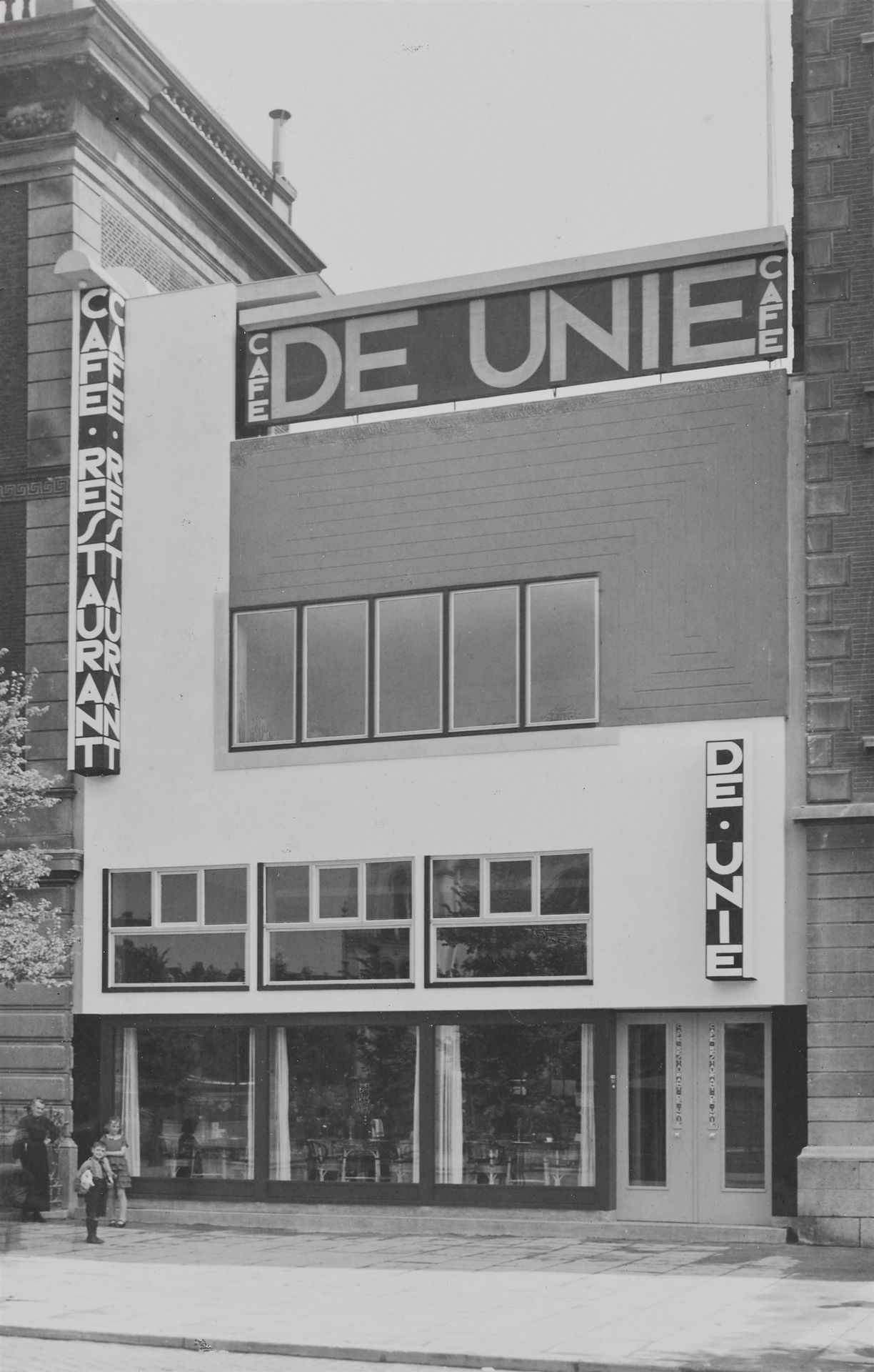 Evert Marinus von Ojen Evert Marinus de Ojen



Café de Unie, Rotterdam

1925


&hellip;