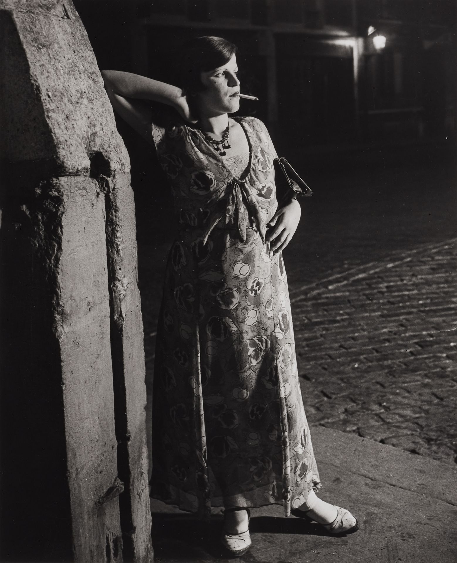 Brassaï (Gyula Halász) 布拉赛 (Gyula Halász)



穿着印花长袍的少女，巴黎

1931年左右



明胶银印刷品，197&hellip;
