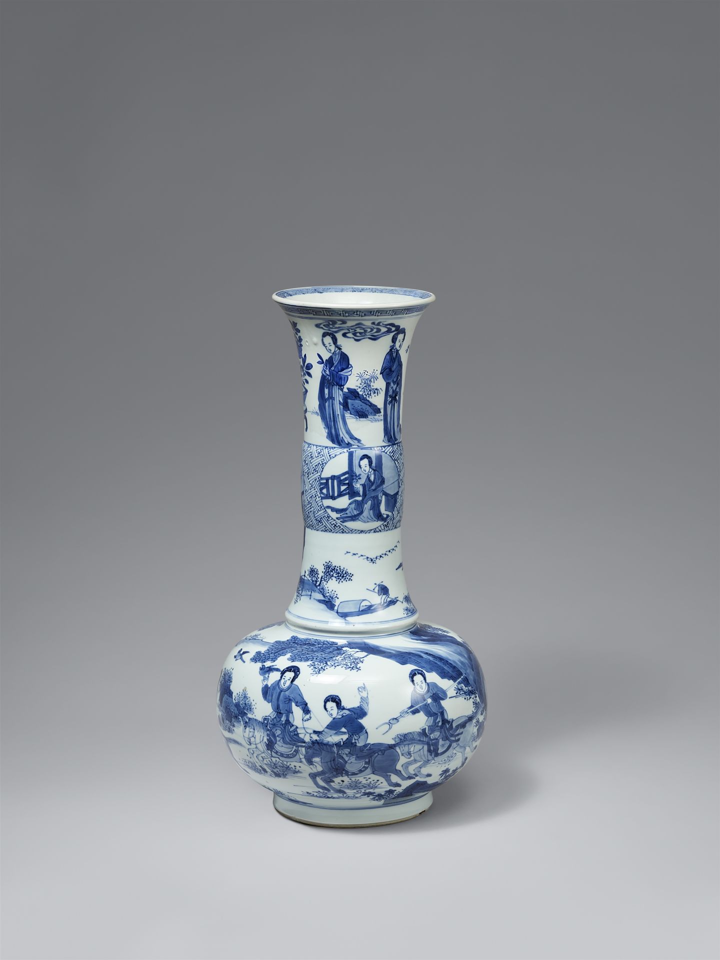 Null 蓝白相间的大瓶子花瓶。康熙时期（1661-1722）。



坚固的球形器身，长圆柱形的微凹颈部，中间加厚，口呈扇形，用渐变的明亮的釉下蓝装饰周围的狩&hellip;