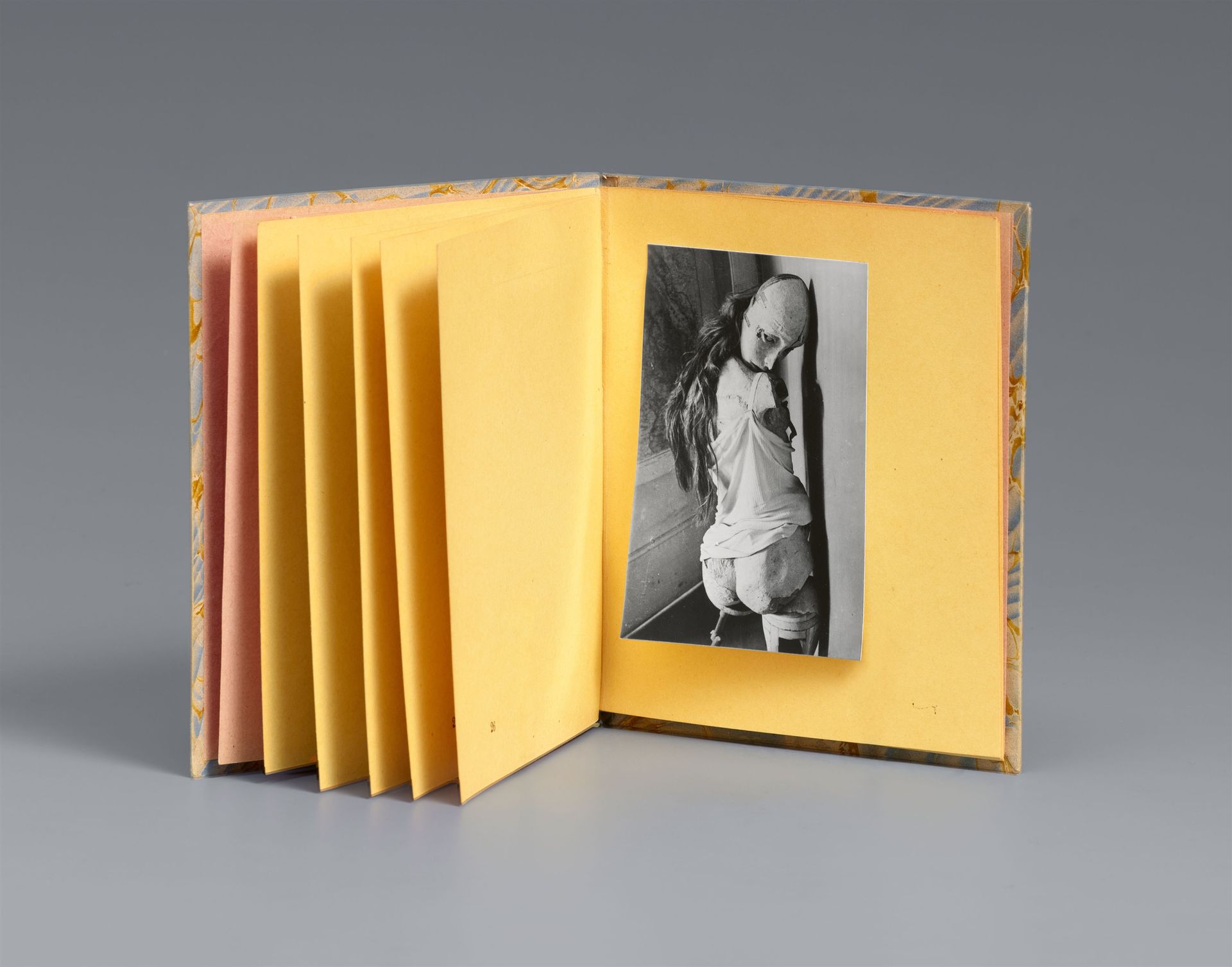 Hans Bellmer 汉斯-贝尔默

娃娃》。关于玩偶主题的回忆
1934

照片集有10个年份，明胶银打印的高光照片（每张约5.7 x 8.6厘米），安装&hellip;