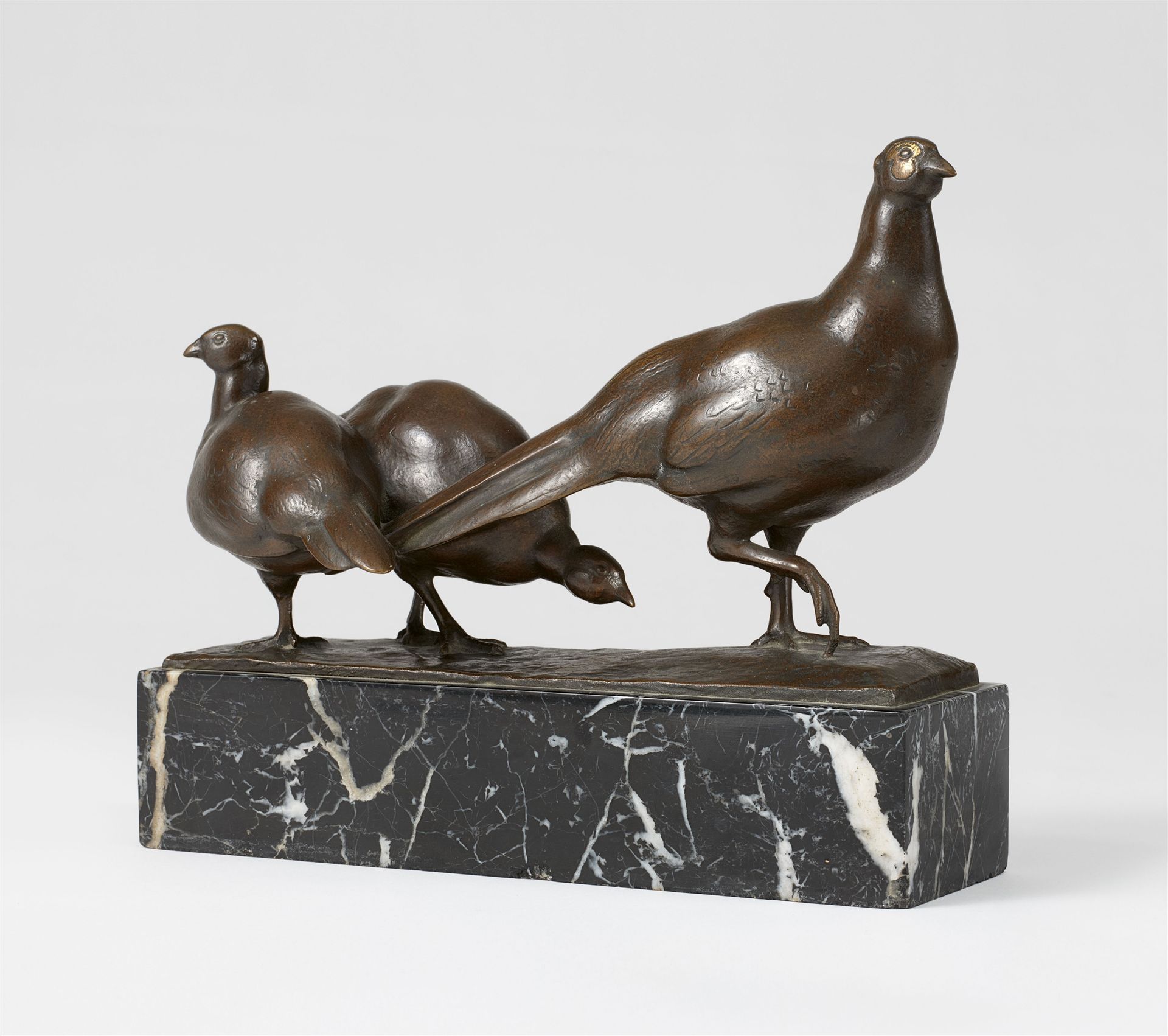 August Gaul 奥古斯特-高尔

野鸡（三只野鸡）
1908

青铜器。高14,9厘米。安装在一个大理石基座上（5.3 x 23.9 x 7.5厘米）。&hellip;