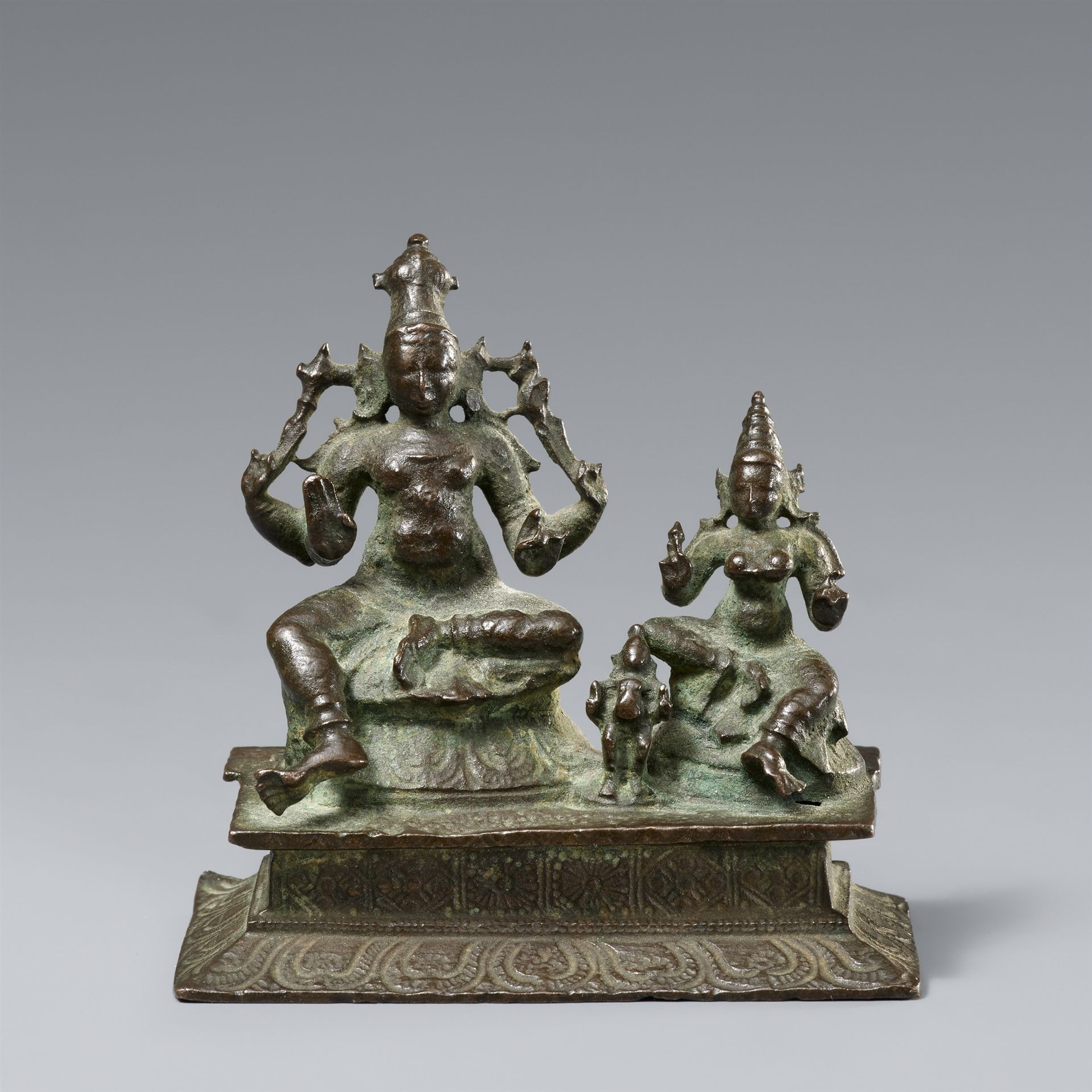 Null Shiva, Parvati und Skanda. Bronze. Süd-Indien. Chola. 15./16.Jh.

Die beide&hellip;