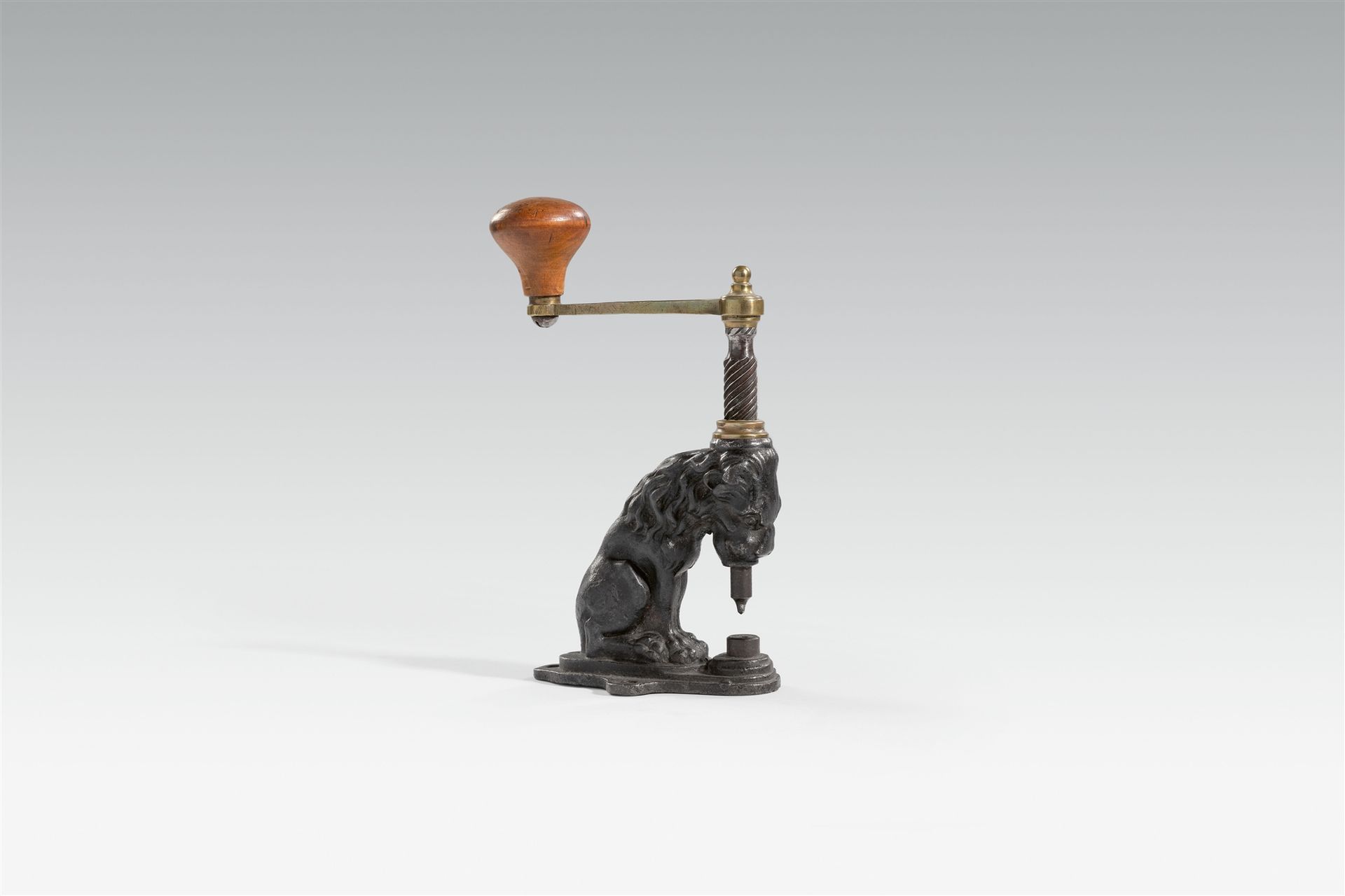Null Perforateur avec sculpture de lion et ciseaux

Fonte de fer, cuite en noir,&hellip;