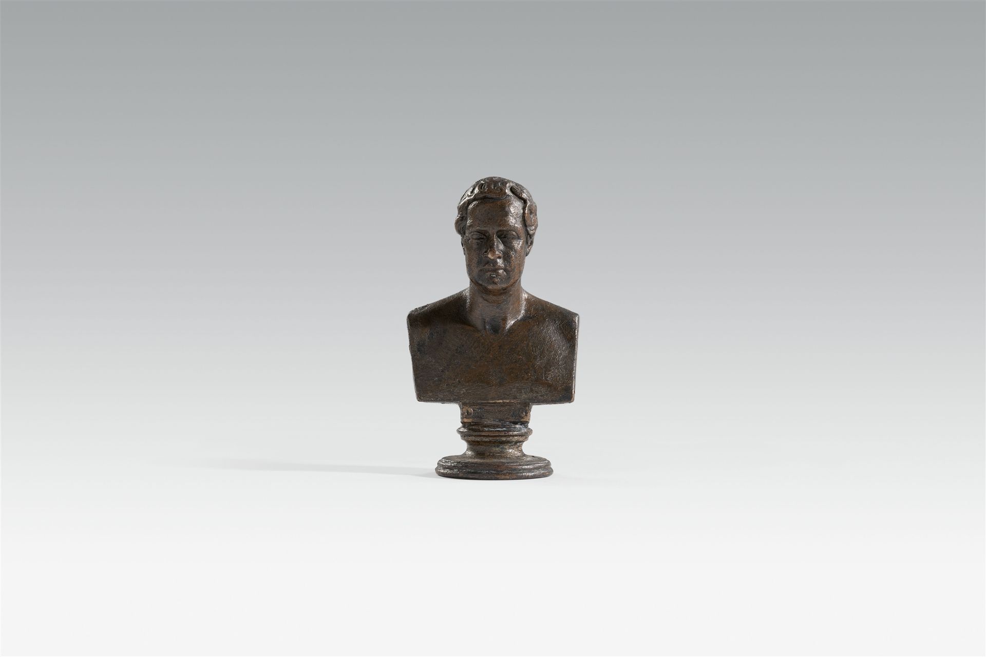 Null Buste de Frédéric-Guillaume III

Fonte de bronze, patine brune. H 8,2 cm.
P&hellip;