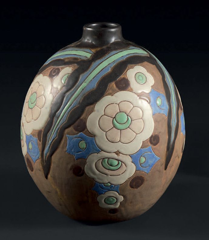 KERAMIS, BOCH LA LOUVIERE 一个多色珐琅彩炻器花瓶，装饰着叶子和风格化的花朵。底座下有标记和签名。
装饰艺术时期。
高度：24厘米。24&hellip;