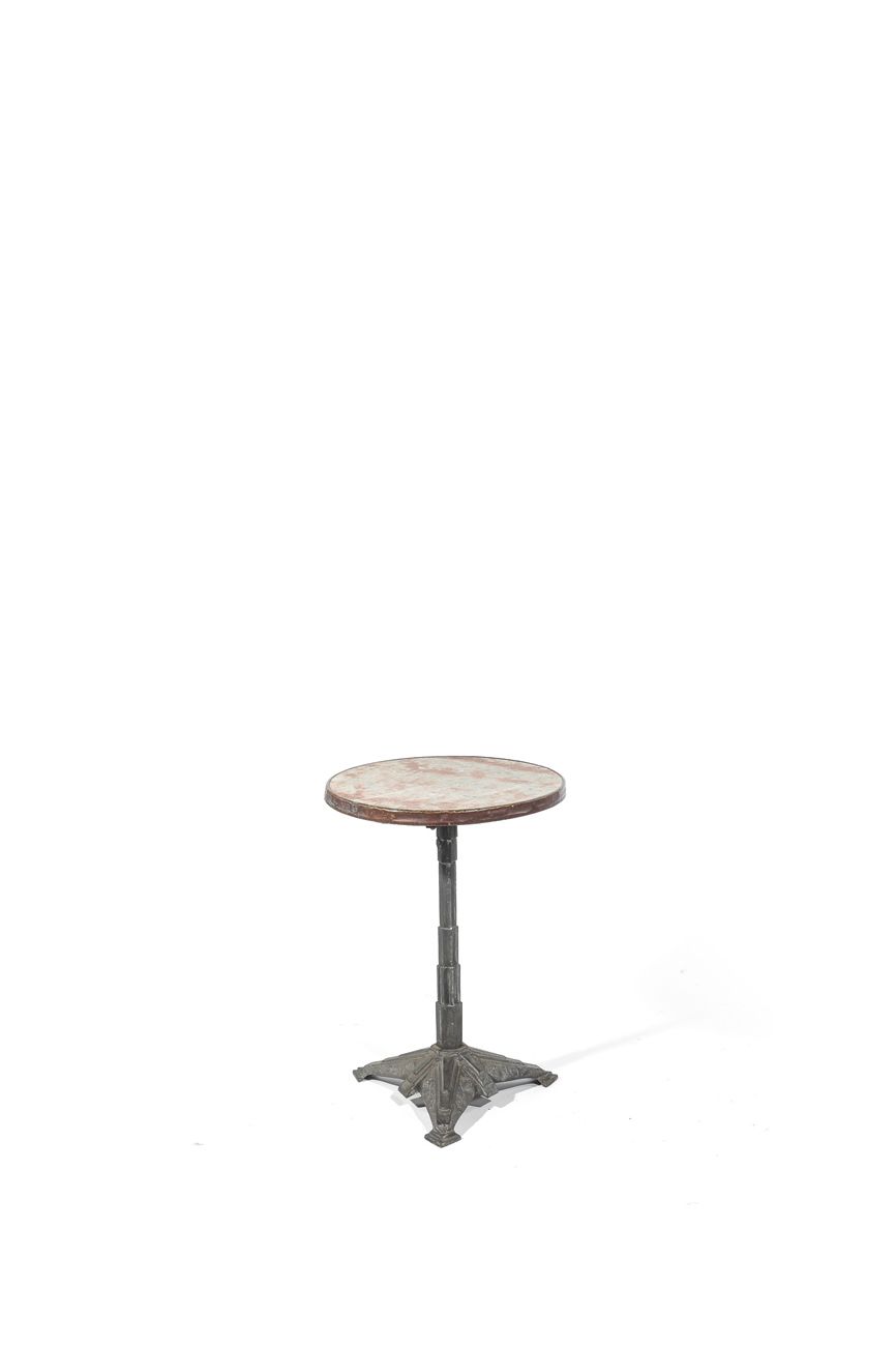 Null LV，小酒馆基座桌，巴黎
圆形大理石桌面，周围有铜，站在一个有凹槽的锥形轴上，三脚架底座有凹槽和玫瑰装饰。
底座上有LV标记。
c. 1920.
71&hellip;
