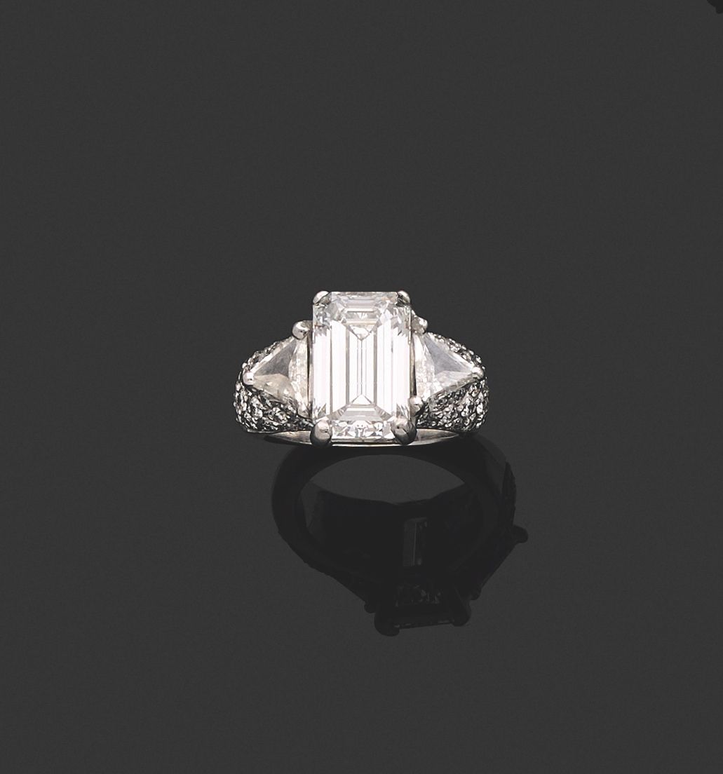 Null RING.
750 thousandths white gold, set with an emerald-cut diamond between t&hellip;