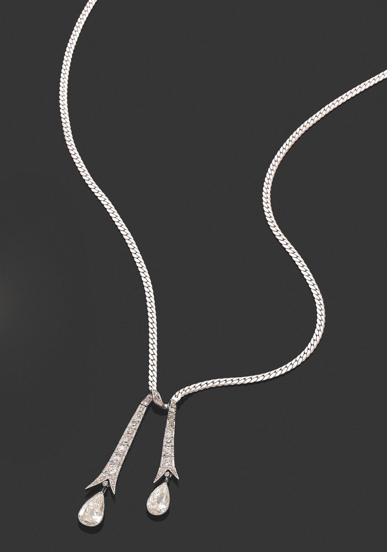 Null COLLIER.
Or gris 750 millièmes, articulé, retenant au centre deux lignes &hellip;