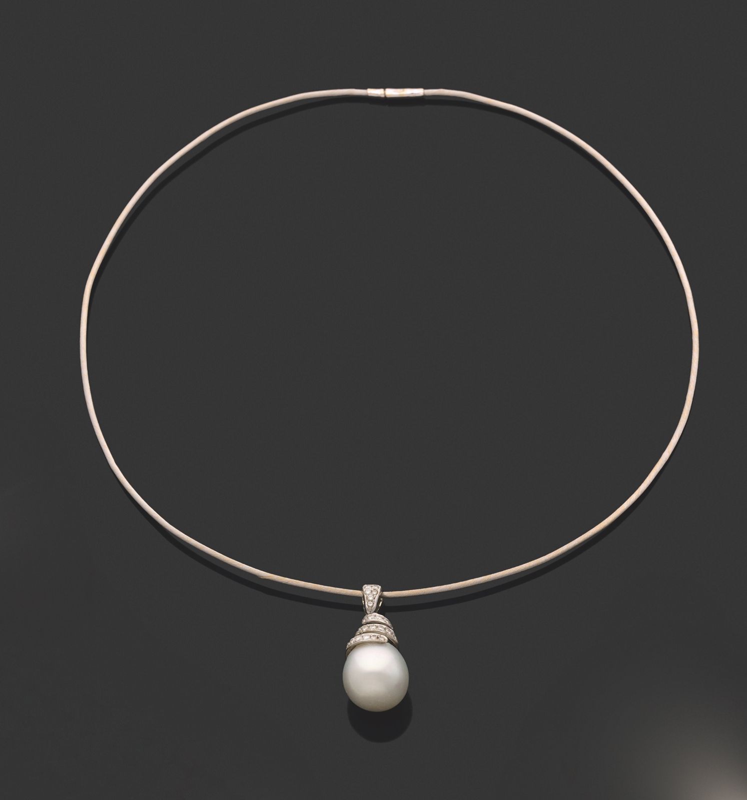 Null NECKLACE.
Rigid 750 thousandths white gold wire, holding a cultured pearl a&hellip;