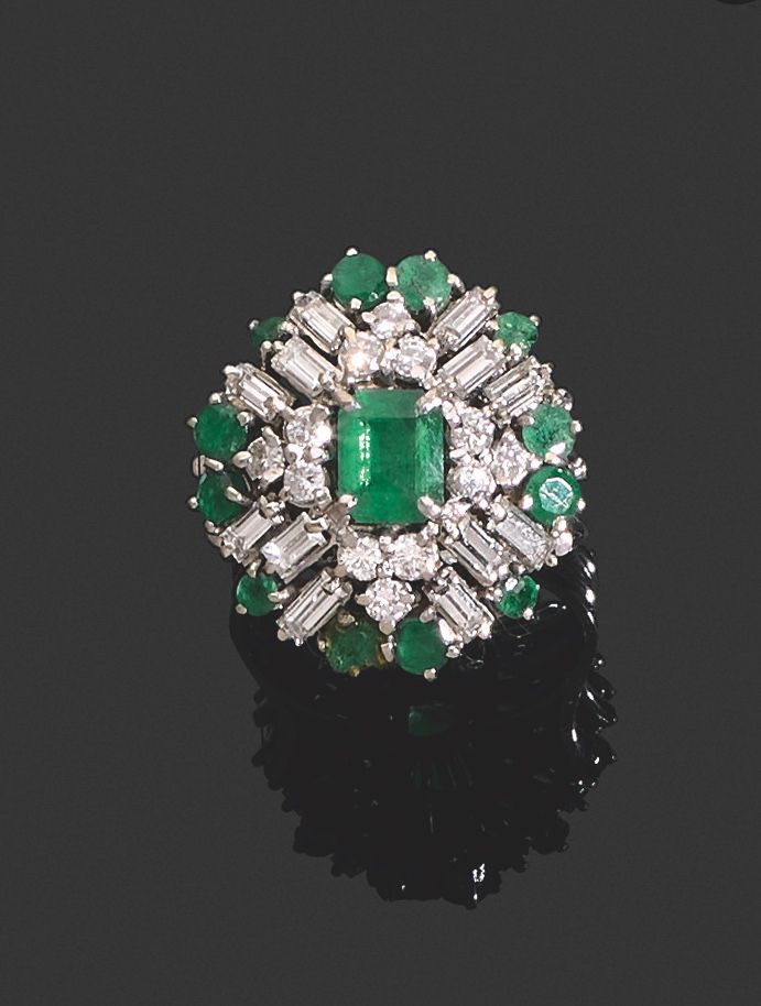 Null 戒指。
75万分之一的白金，中间镶嵌着一颗绿宝石，周围是矩形或圆形的明亮式切割钻石和小绿宝石。
手指大小：55。
毛重：8.1克。

专家：Émeri&hellip;