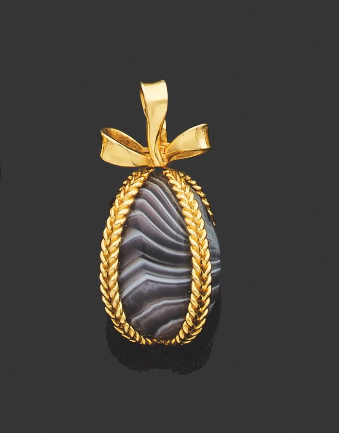 Null PENDANT. 
Set in 750-thousandths yellow gold, encircling a hardstone egg. G&hellip;