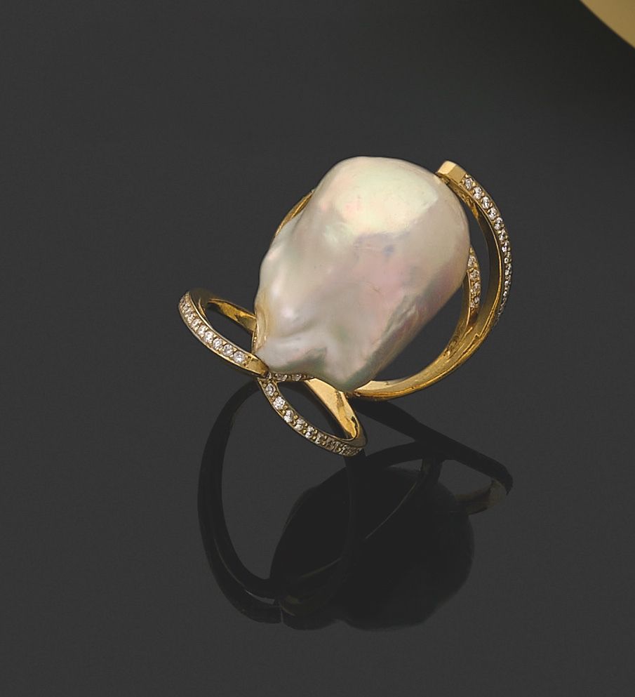 Null RING.
Yellow gold 750 thousandths, with scrolls, adorned with a blown pearl&hellip;