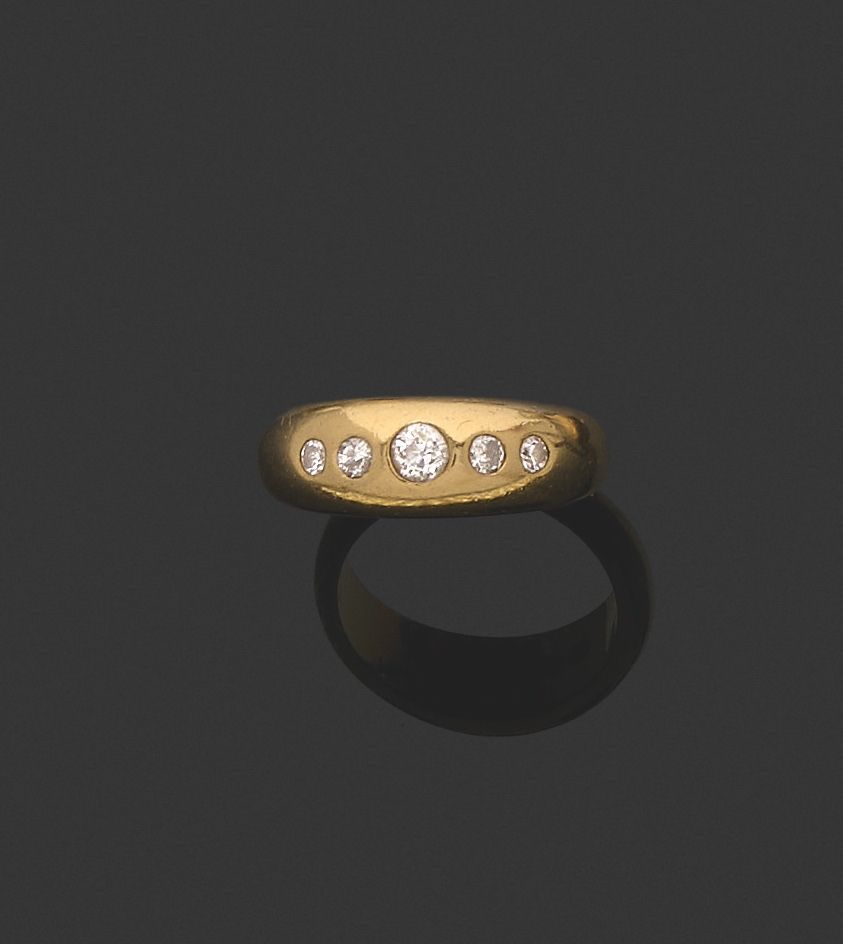 Null RING.
750 thousandths yellow gold, the domed center adorned with five round&hellip;