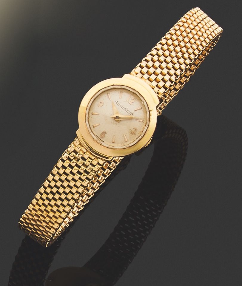 Null Jaeger - Lecoultre. 
女士腕表。 
75万分之一黄金，编号为137146的圆形表壳，象牙色表盘上有棍子和阿拉伯数字，编织手镯。总重&hellip;