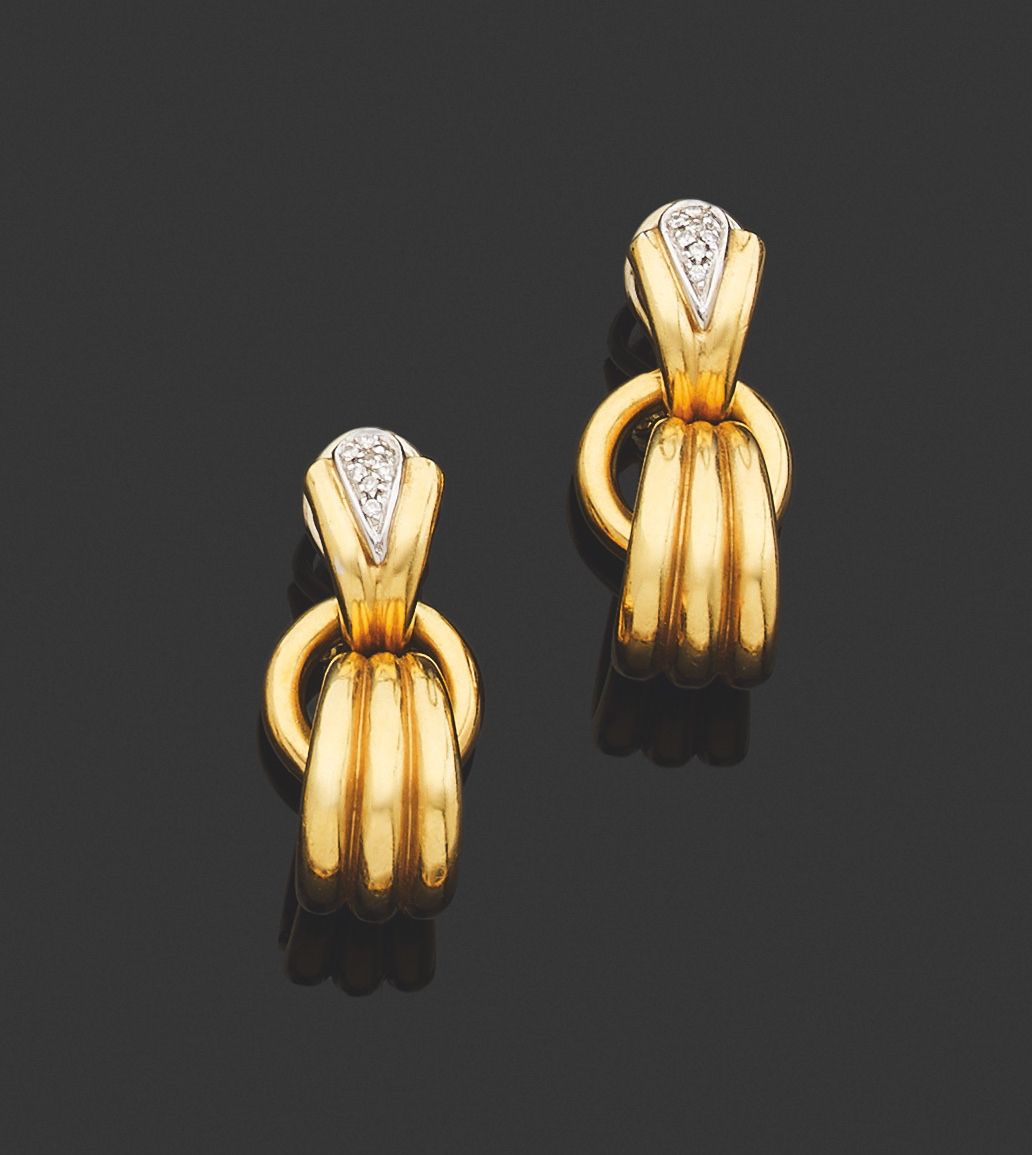 Null PAIR OF EARRINGS. 750 thousandths yellow gold, gadrooned, set with small di&hellip;