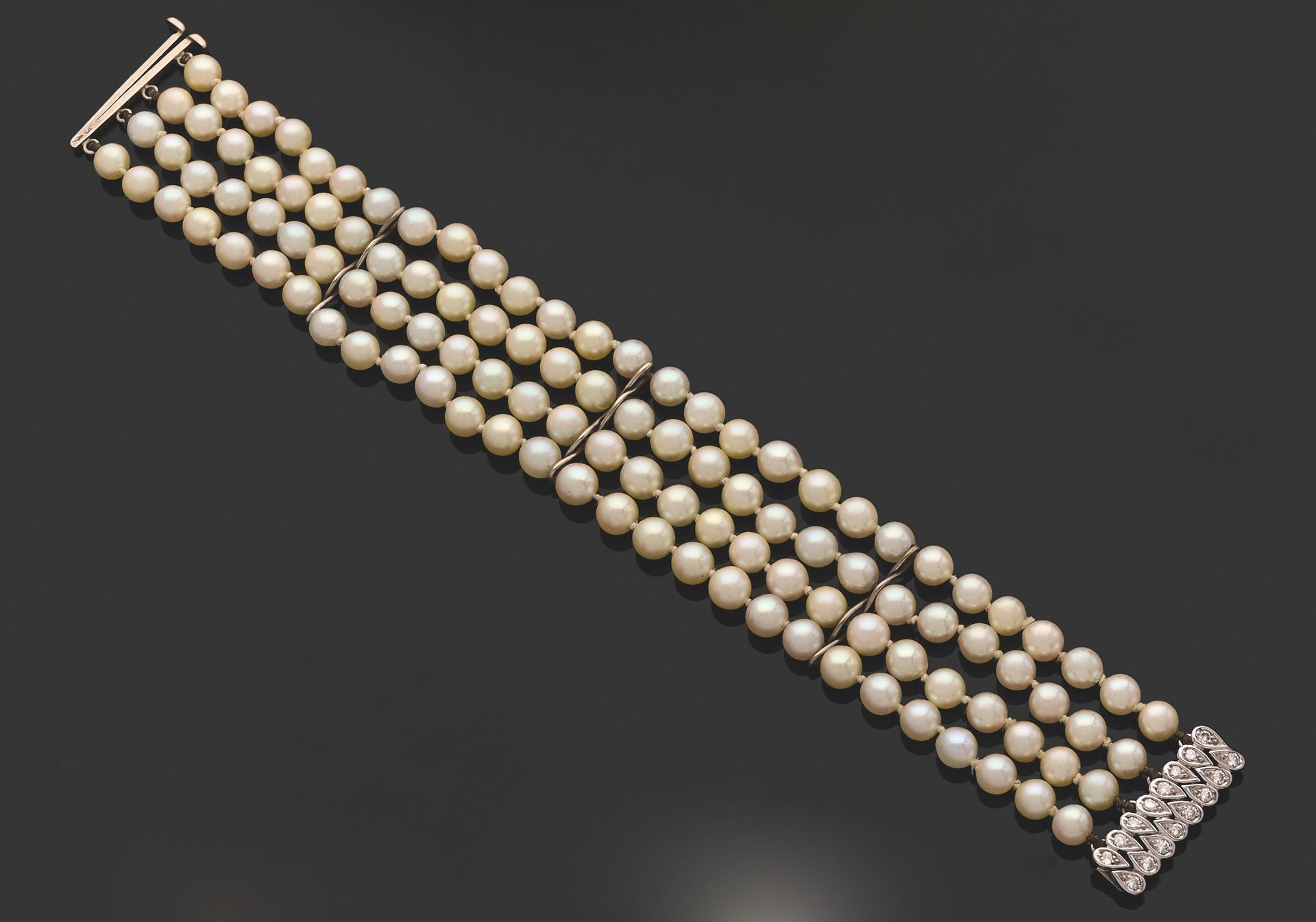 Null BRACCIALE.
Quattro file di perle coltivate a girocollo, chiusura in oro bia&hellip;