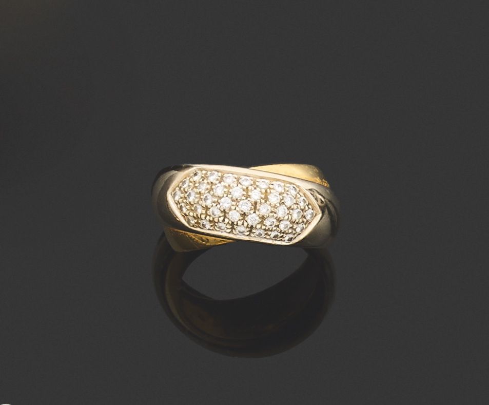 Null RING. 
Zweifaches 750er Gold, verziert mit einem Pavé aus kleinen Diamanten&hellip;