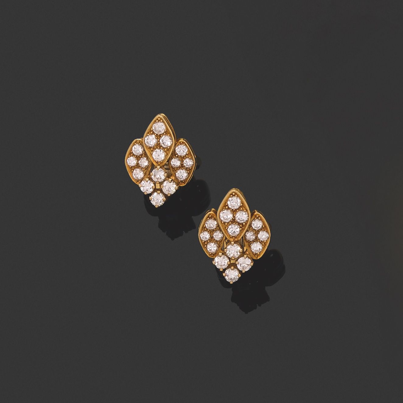 Null PAIR OF EARRINGS. 
750 thousandths yellow gold, decorated with diamond moti&hellip;