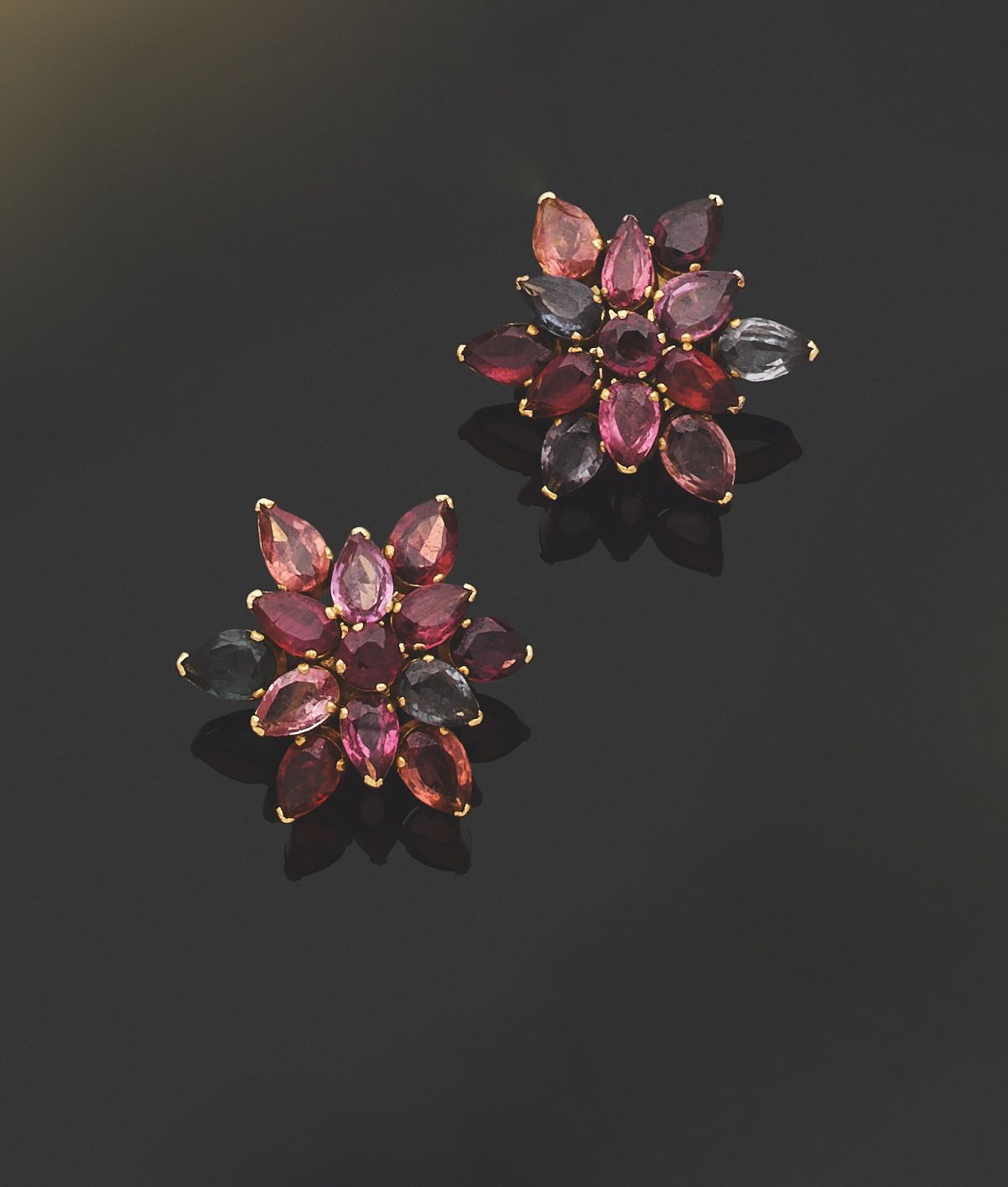 Null PAIR OF EARRINGS. 
750 thousandths yellow gold, star-shaped, set with color&hellip;
