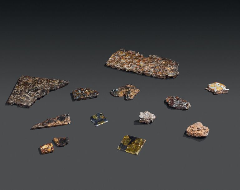 Null RÉUNION DE PLUSIEURS FRAGMENTS ET TRANCHES DE MÉTÉORITES DE TYPE PALLASITE &hellip;