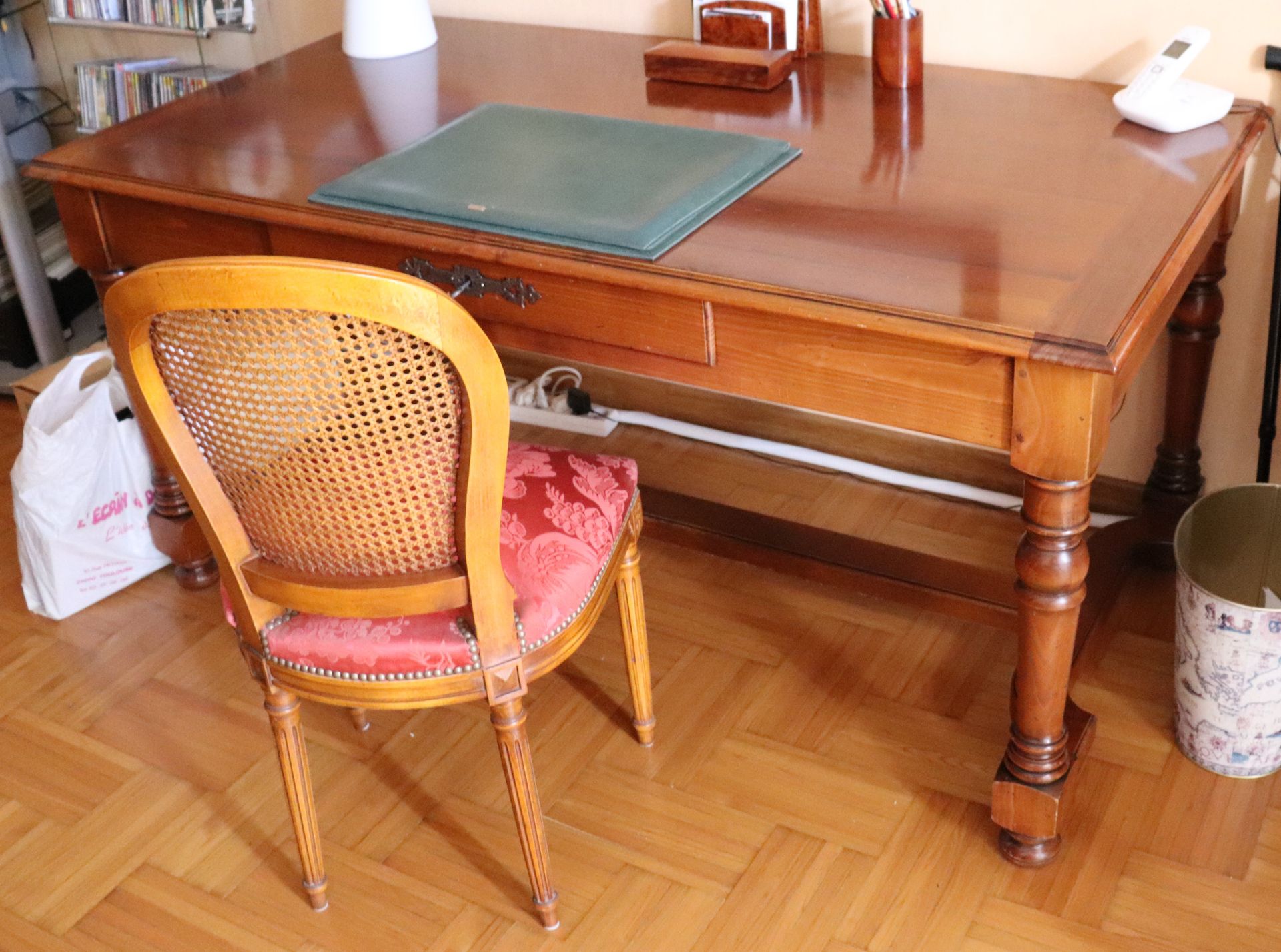 Null 樱桃木书桌，带一个抽屉和一把路易十六风格的藤条靠背椅 - D : 宽160 x 深84 x 高76厘米