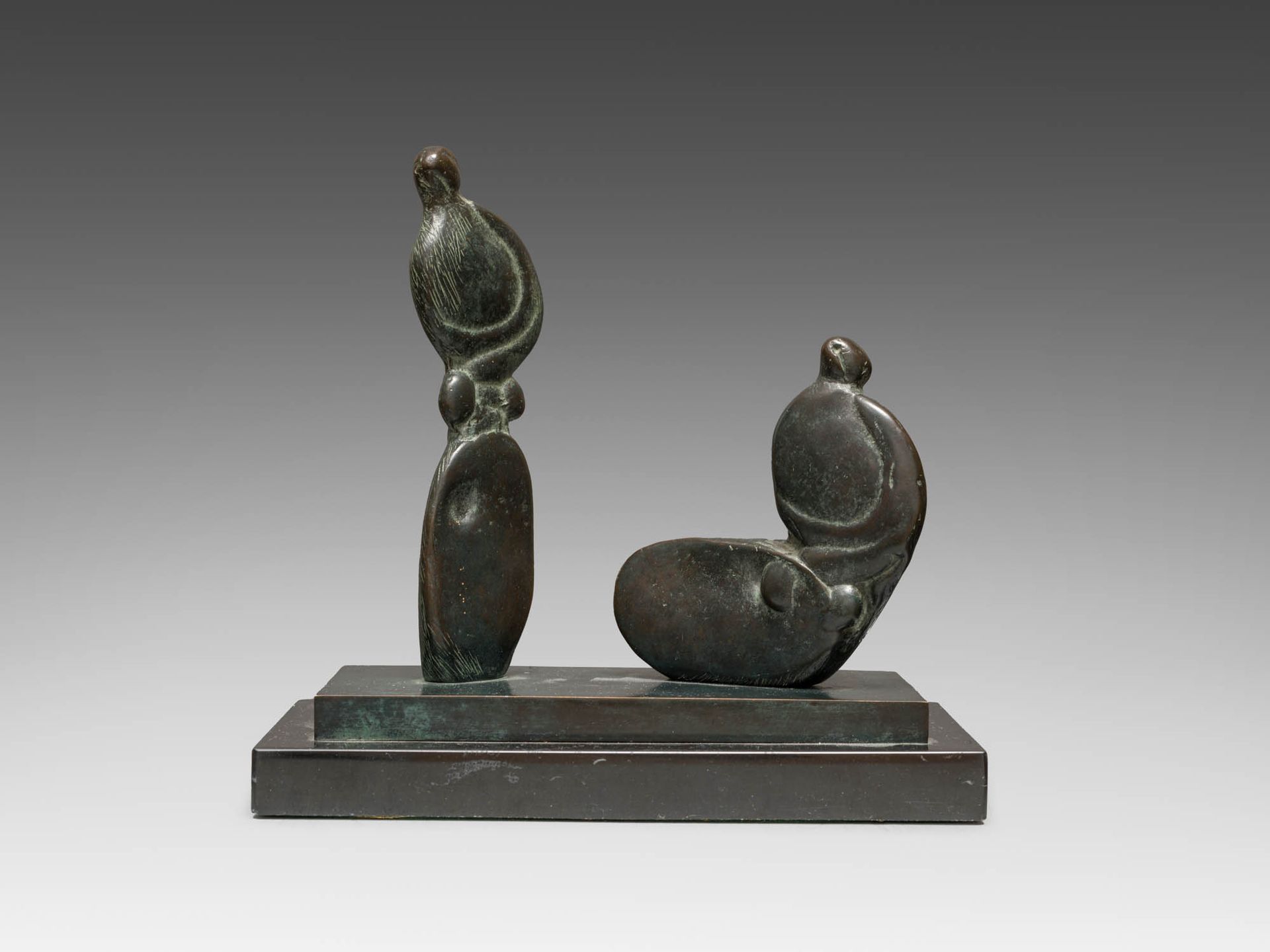Henry Moore 1898–1986 Henry Moore 1898-1986

Figuras sentadas y de pie, 1983

Br&hellip;