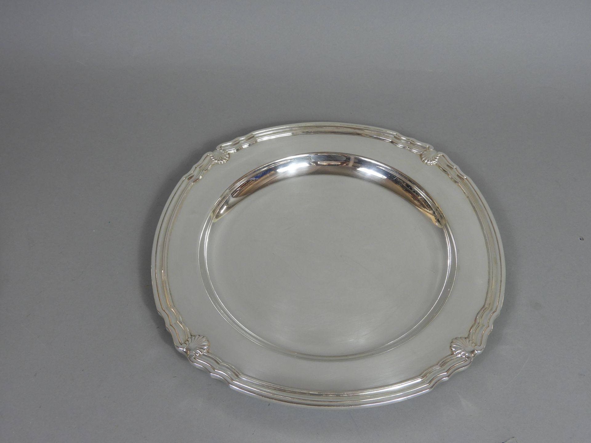 Null CHRISTOFLE collection GALLIA , plat rond en métal argenté à décor de filets&hellip;